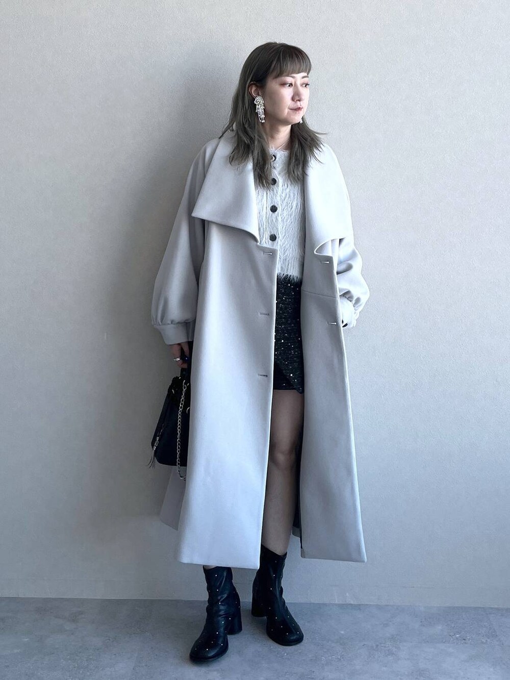 「若見え、モード、カジュアル、デート/ロマンティック、女子会、着痩せ、高見え、きれいめ、HARE、着痩せ・細見え、コート、ショートパンツ、ニット、カーディガン」｜「HAREのループタイネックレス(HARE)（ネックレス、シルバー系）」を使った、inhhhan®さん（レディース・165cm）の冬コーディネートの8枚目の写真