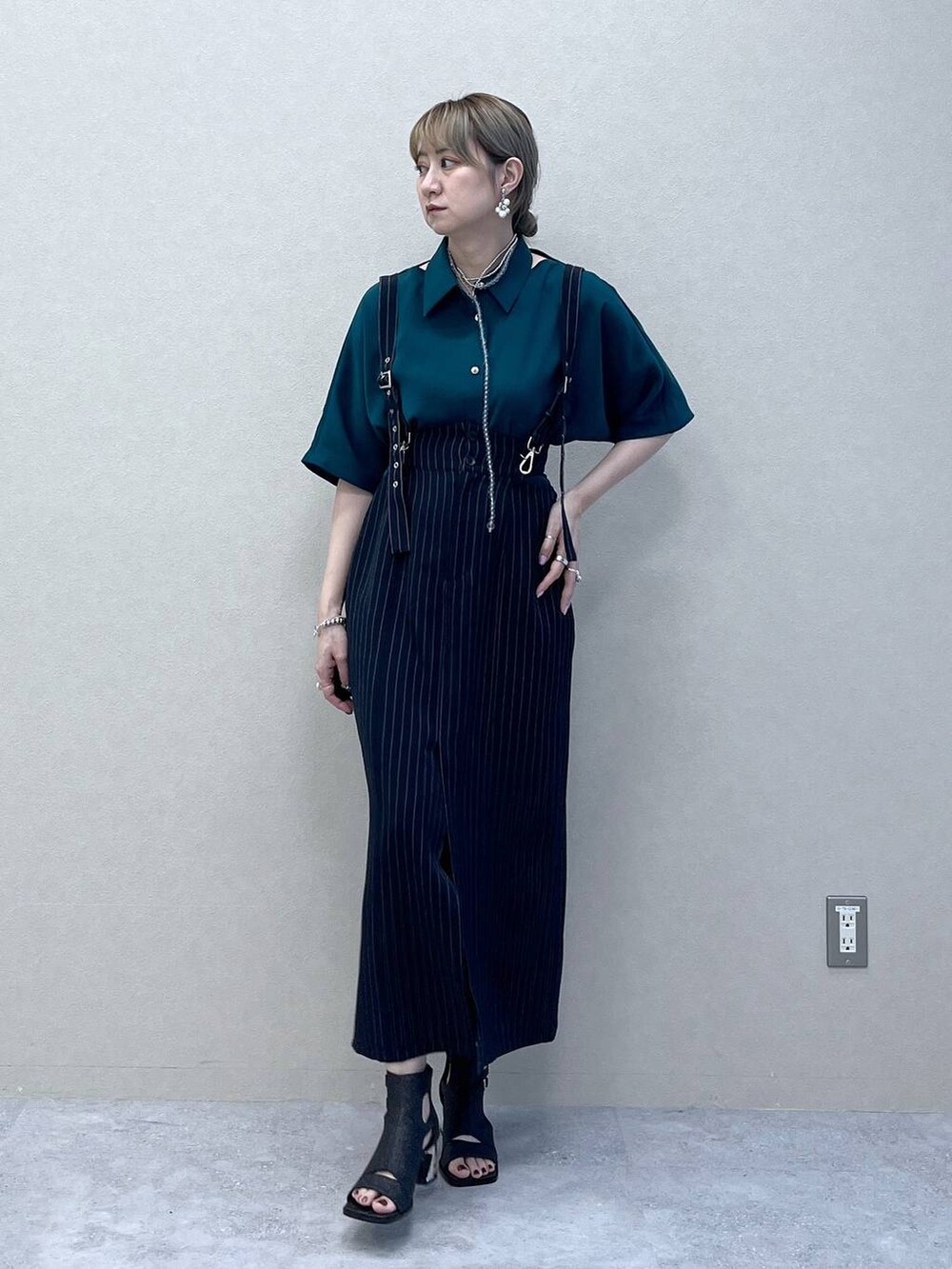 「シャツ、スカート、若見え、モード、カジュアル、女子会、高身長、着痩せ、きれいめ、HARE、着痩せ・細見え、Over40スタッフ」｜「HAREのWリングチェーンブレスレット(HARE)（ブレスレット、シルバー系）」を使った、inhhhan®さん（レディース・165cm）の春コーディネートの8枚目の写真