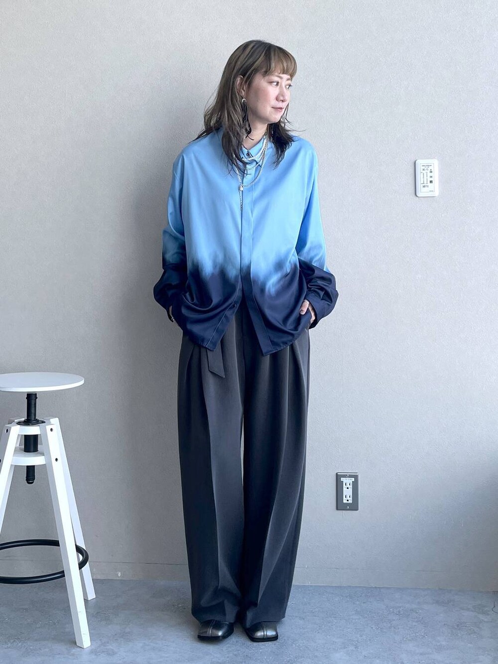 シルバー系のブーツ、ブラック系のピアス（両耳用）、シルバー系のネックレスを着用したレディースの秋コーディネートの8枚目の写真