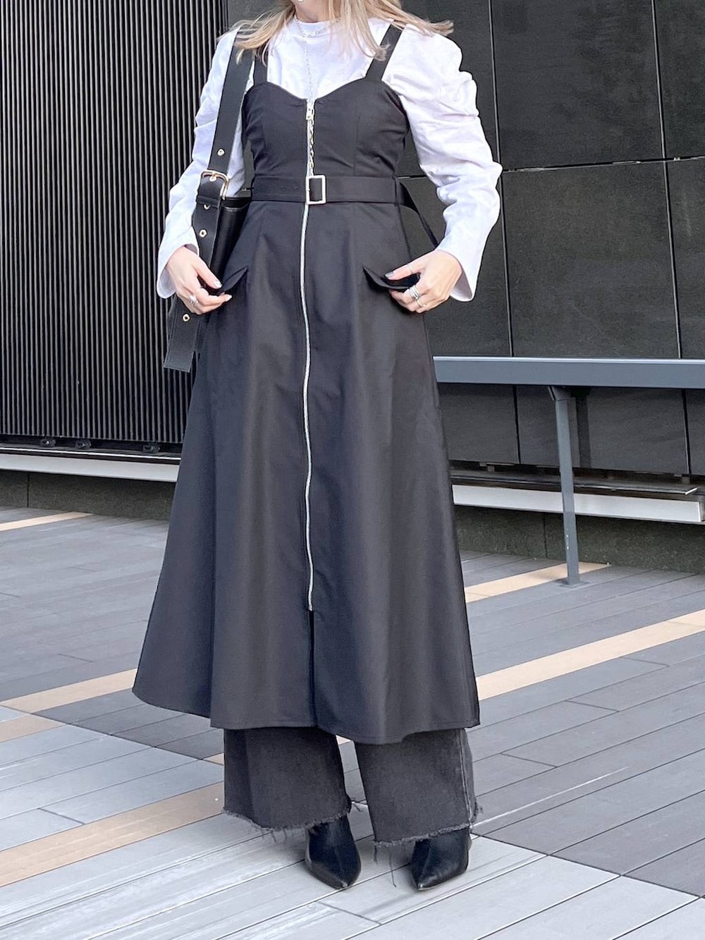 「高見え、きれいめ、HARE、若見え、モード、カジュアル、デート/ロマンティック、女子会、着痩せ、着痩せ・細見え、ワンピース、休日コーデ」｜「HAREの2Pボレロジャケット＊ジップワンピース(HARE)（ワンピース、ブラック系）」を使った、inhhhan®さん（レディース・165cm）の冬コーディネートの5枚目の写真