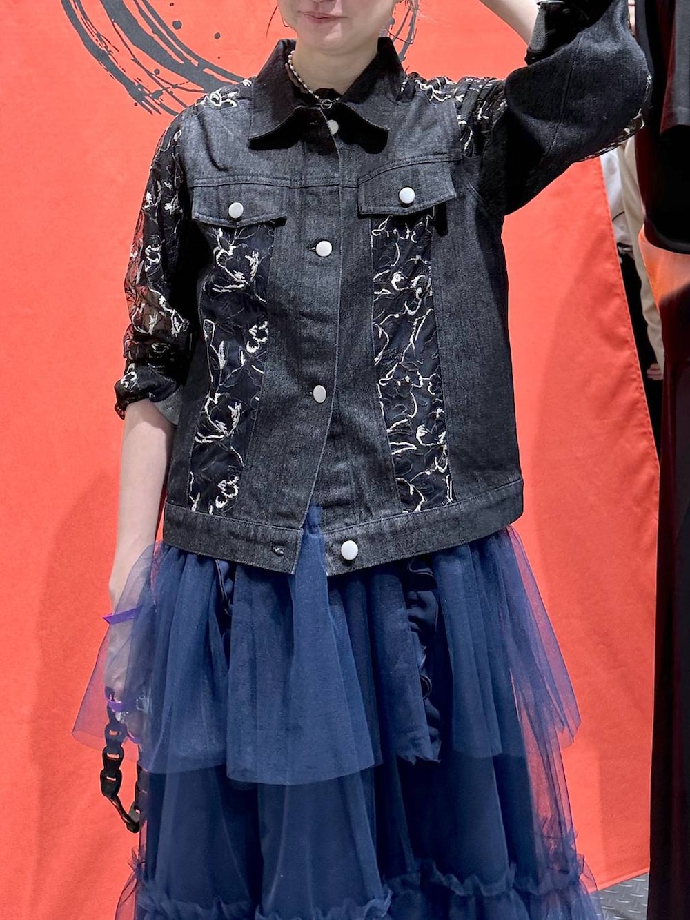 「ワンピース、若見え、モード、カジュアル、女子会、高身長、着痩せ、きれいめ、HARE、着痩せ・細見え、Over40スタッフ、デートコーデ」｜「HAREのデニムレースキリカエブルゾン(HARE)（デニムジャケット、ブラック系）」を使った、inhhhan®さん（レディース・165cm）の春コーディネートの6枚目の写真