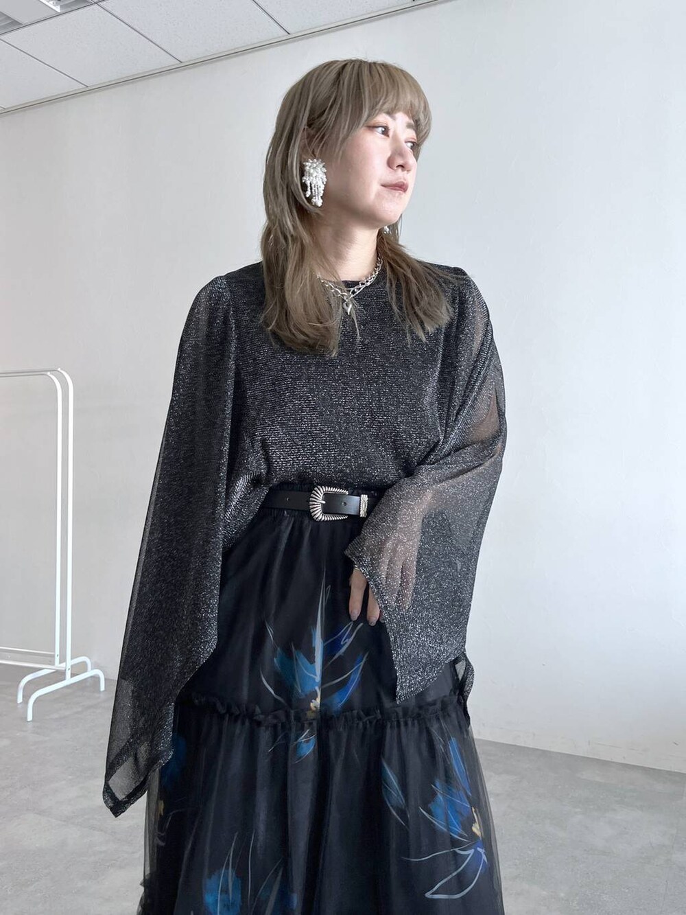 「若見え、モード、カジュアル、女子会、着痩せ、きれいめ、HARE、着痩せ・細見え、高身長、Over40スタッフ、スカート、ウエストゴム」｜「HAREのパールボリュームデザインイヤリング(HARE)（イヤリング、ホワイト系）」を使った、inhhhan®さん（レディース・165cm）の春コーディネートの4枚目の写真