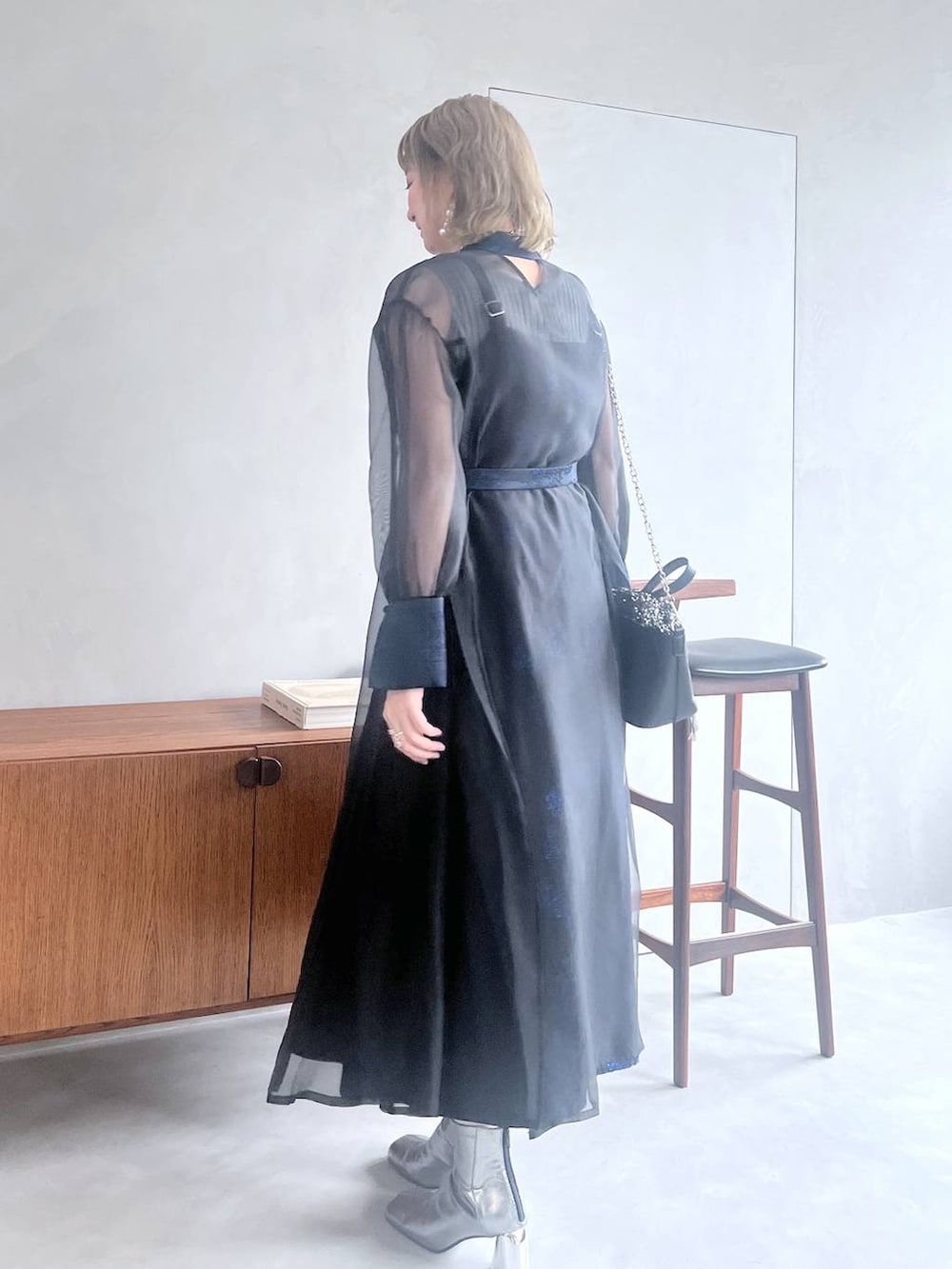 「若見え、モード、カジュアル、女子会、高身長、着痩せ、きれいめ、HARE、着痩せ・細見え、Over40スタッフ、結婚式2次会、デート/ロマンティック、デートコーデ、ワンピース」｜「HAREのボールMIX2Pイヤカフ(HARE)（イヤーカフ、シルバー系）」を使った、inhhhan®さん（レディース・165cm）の秋コーディネートの7枚目の写真
