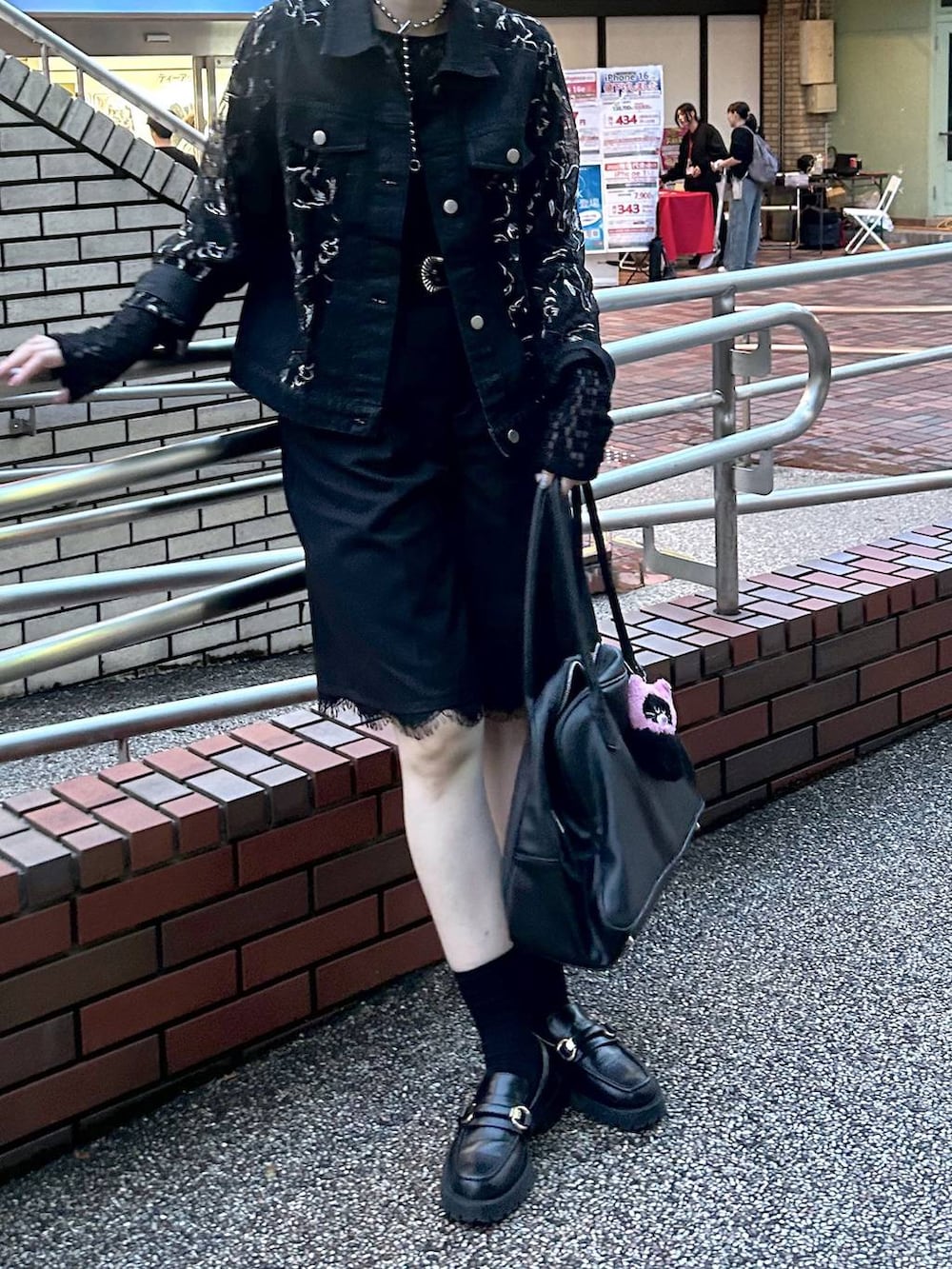 「若見え、モード、カジュアル、女子会、高身長、着痩せ、デニムパンツ、ハーフパンツ、きれいめ、HARE、着痩せ・細見え、Over40スタッフ、ワントーン、ブラックコーデ、ブランドミックス」｜「eLの【eL】Large Boston Bag/288120（ショルダーバッグ、ブラック系）」を使った、inhhhan®さん（レディース・165cm）の春コーディネートの5枚目の写真