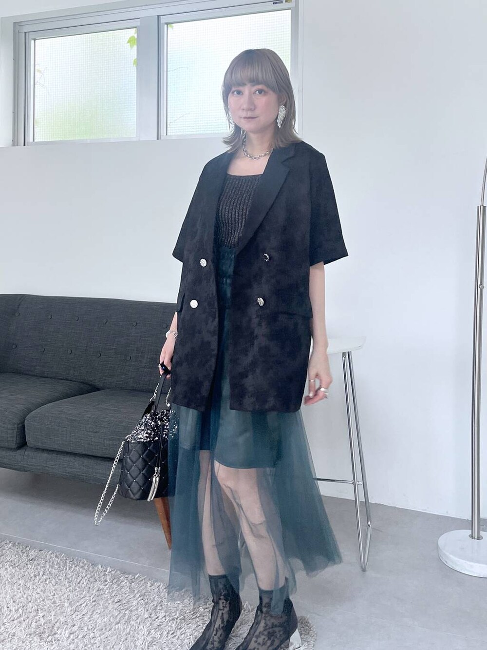 「若見え、モード、カジュアル、女子会、高身長、着痩せ、きれいめ、HARE、着痩せ・細見え、Over40スタッフ、スカート、ジャケット、ジャケットスタイル、夏コーデ」｜「HAREのパールボリュームデザインイヤリング(HARE)（イヤリング、ホワイト系）」を使った、inhhhan®さん（レディース・165cm）の夏コーディネートの8枚目の写真