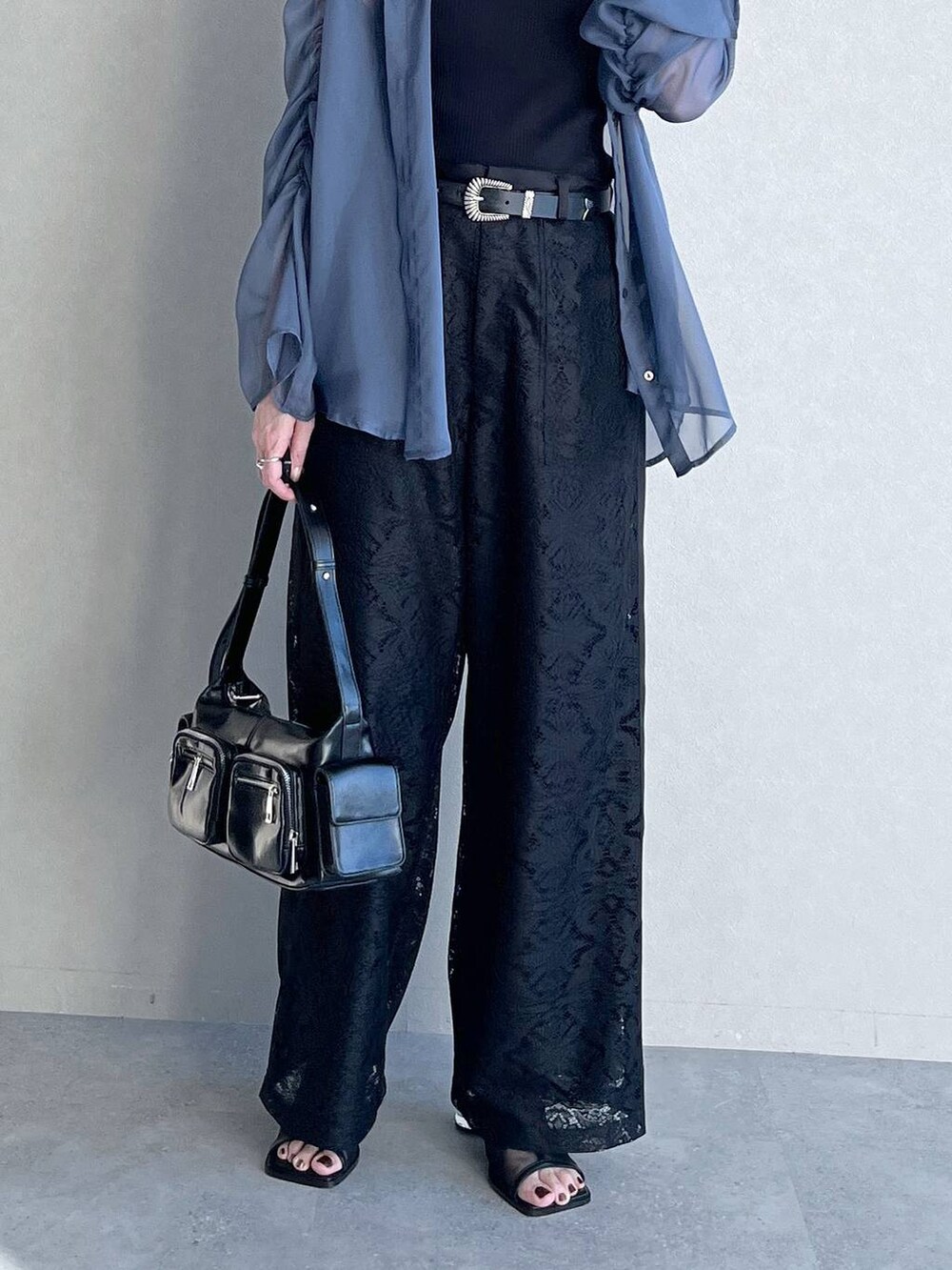 ブラック系のサンダル、ブラック系のその他パンツ、ブラック系のショルダーバッグを着用したレディースの夏コーディネートの3枚目の写真
