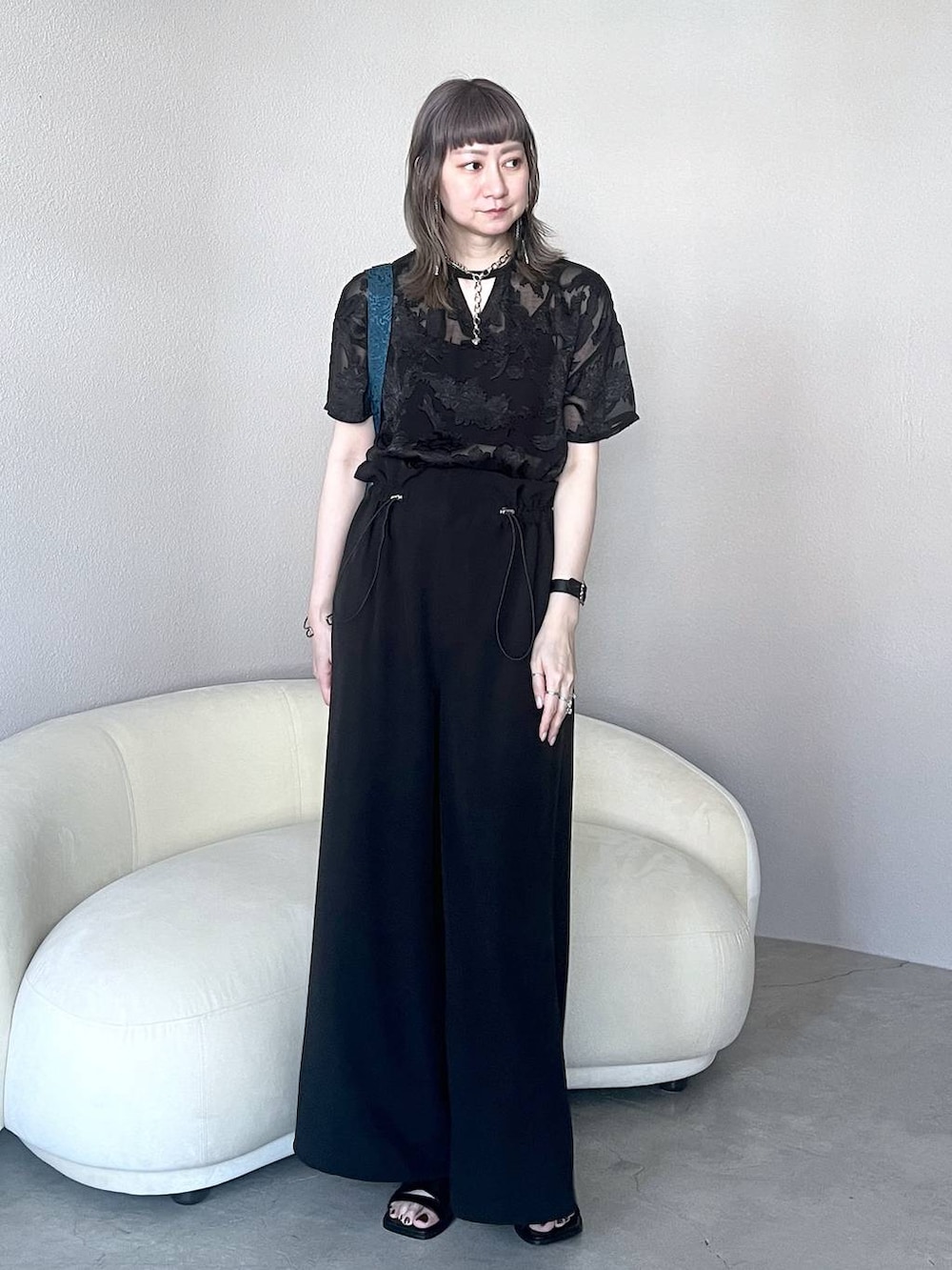 「若見え、モード、カジュアル、女子会、高身長、着痩せ、きれいめ、HARE、着痩せ・細見え、Over40スタッフ、ブラウス、シアートップス、ブラックコーデ、ワントーン」|「HAREのモチーフツキチェーンネックレス(HARE)(ネックレス、シルバー系)」を使った、inhhhan®さん(レディース・165cm)の春コーディネートの2枚目の写真