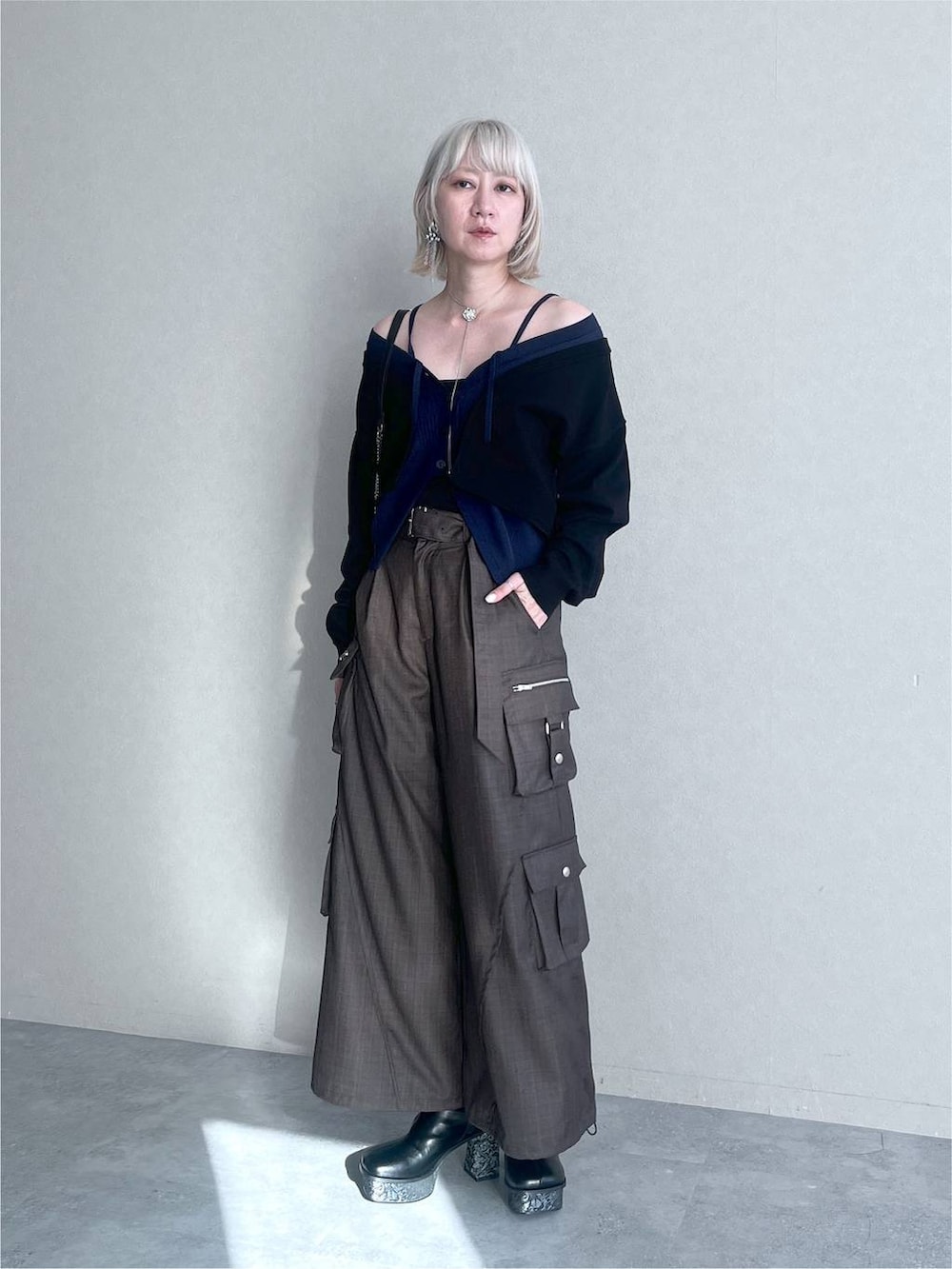 ブラック系のカーディガン/ボレロ、ブラウン系のカーゴパンツ、シルバー系のネックレスを着用したレディースの夏コーディネートの8枚目の写真