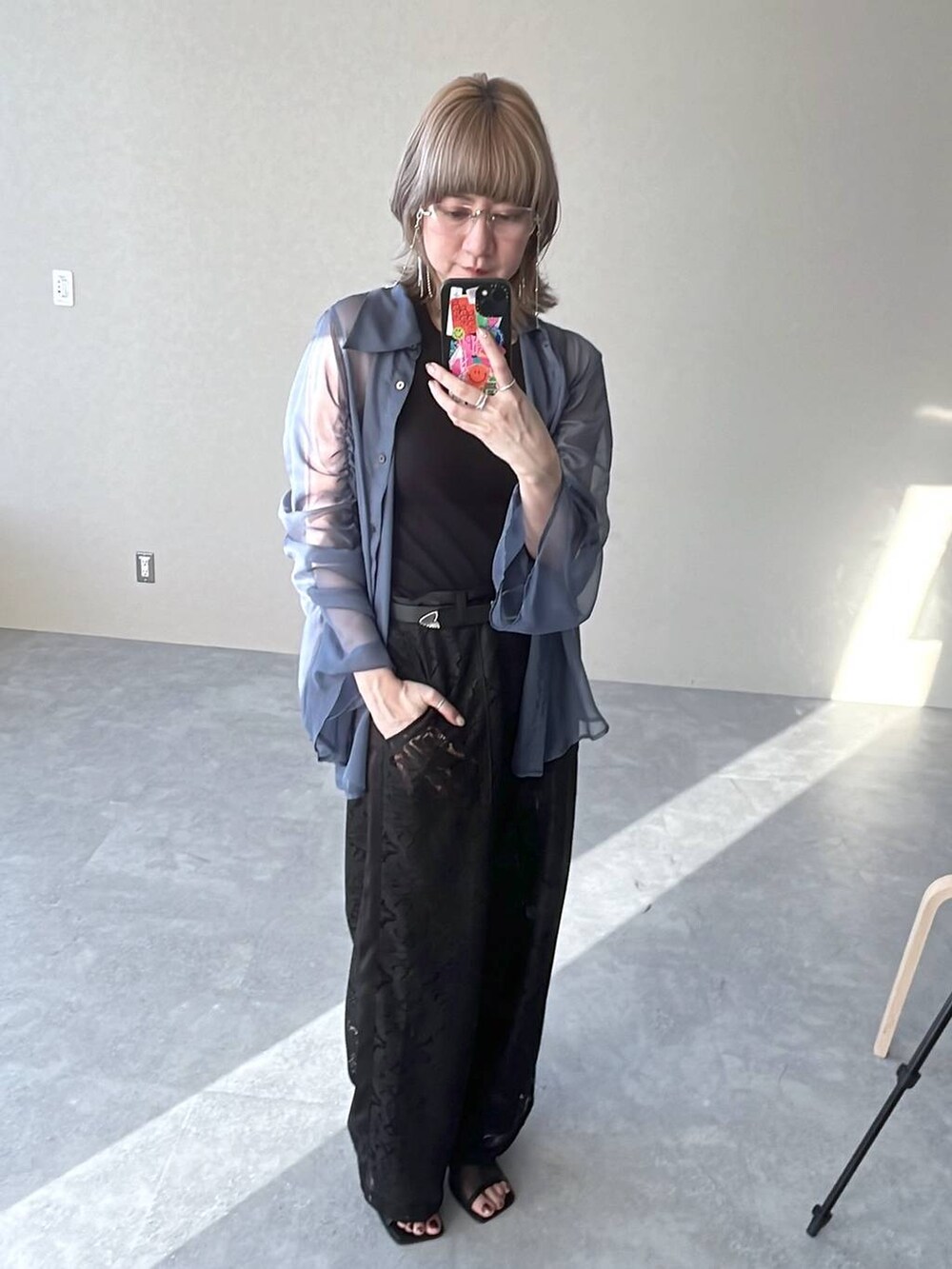 ブラック系のサンダル、ブラック系のその他パンツ、ブラック系のショルダーバッグを着用したレディースの夏コーディネートの6枚目の写真