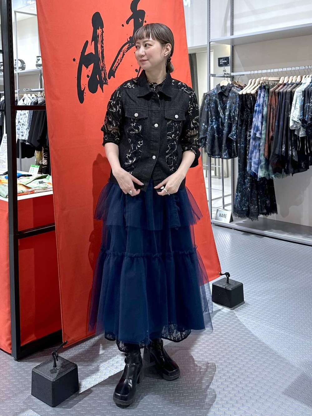 「ワンピース、若見え、モード、カジュアル、女子会、高身長、着痩せ、きれいめ、HARE、着痩せ・細見え、Over40スタッフ、デートコーデ」｜「HAREのデニムレースキリカエブルゾン(HARE)（デニムジャケット、ブラック系）」を使った、inhhhan®さん（レディース・165cm）の春コーディネートの8枚目の写真