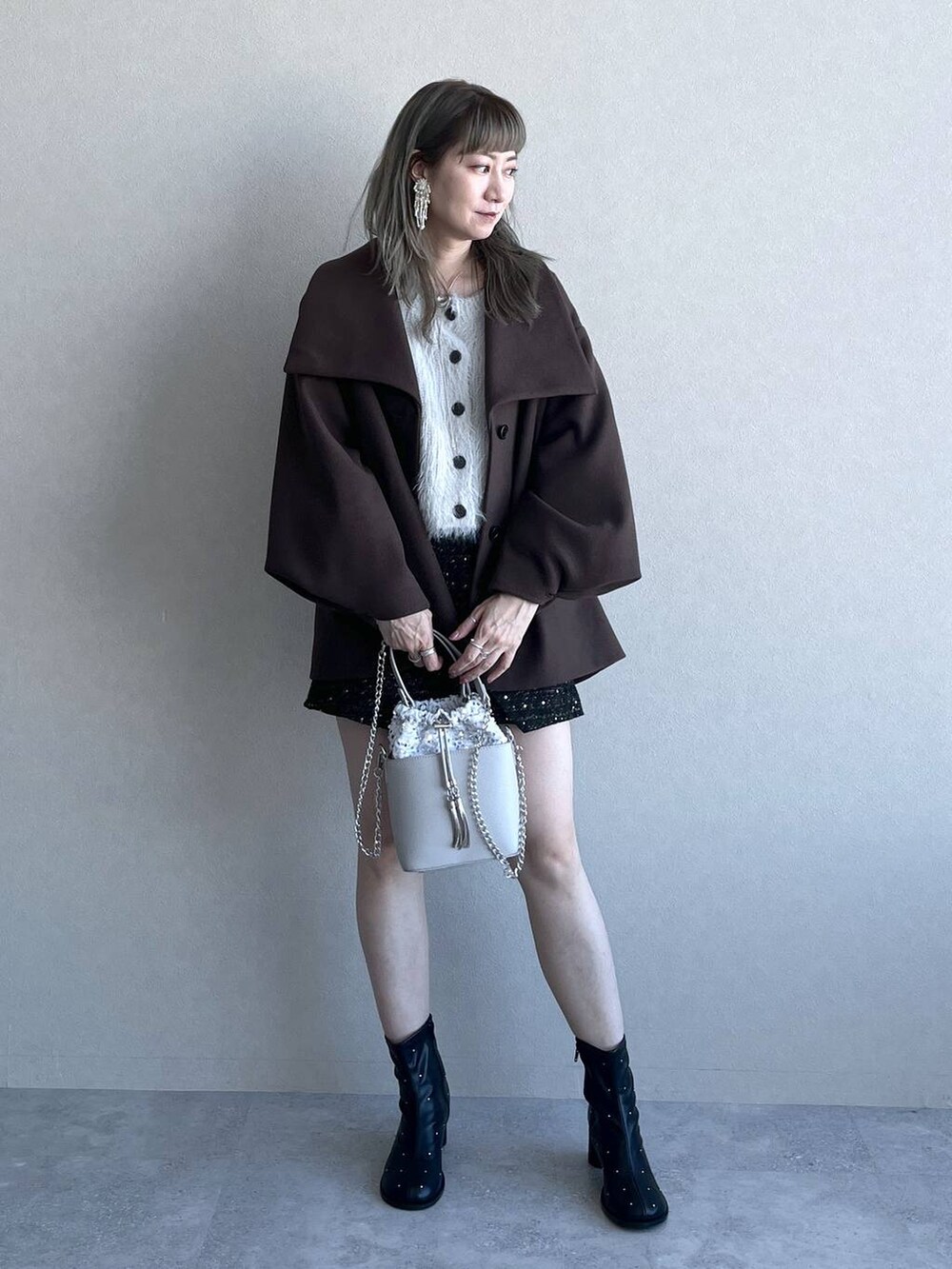 「若見え、モード、カジュアル、デート/ロマンティック、女子会、着痩せ、高見え、きれいめ、HARE、着痩せ・細見え、ウーリーテック、ショートパンツ、ニット、カーディガン」｜「HAREのループタイネックレス(HARE)（ネックレス、シルバー系）」を使った、inhhhan®さん（レディース・165cm）の秋コーディネートの4枚目の写真