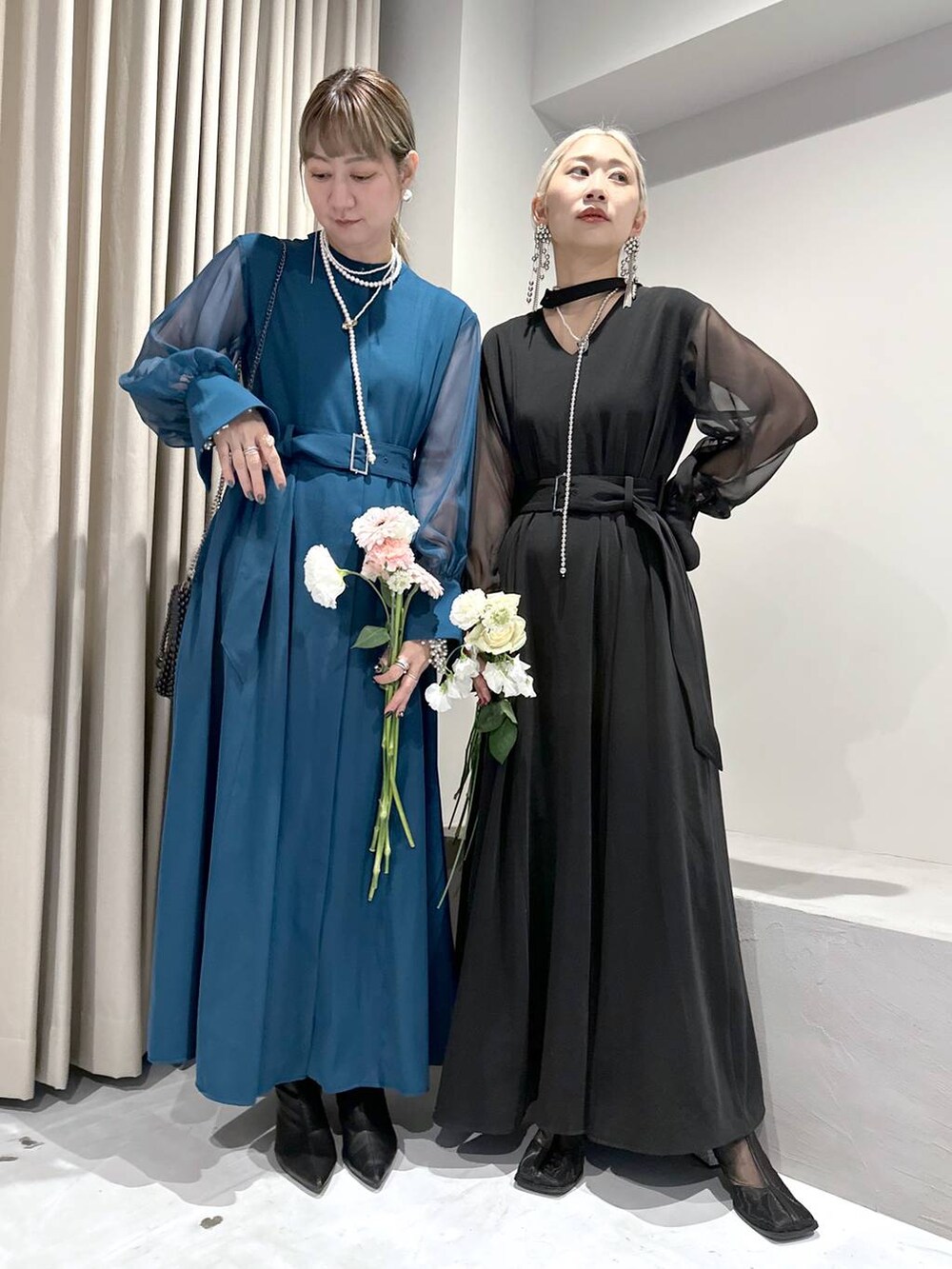 ブラック系のドレス、ブルー系のドレス、ブラック系のショルダーバッグを着用したレディースの冬コーディネートの4枚目の写真