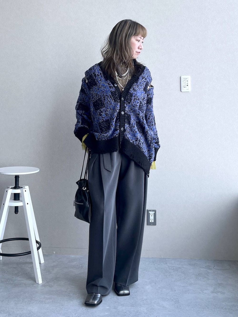 イエロー系のTシャツ/カットソー、シルバー系のブーツ、ブルー系のカーディガン/ボレロを着用したレディースの秋コーディネートの5枚目の写真