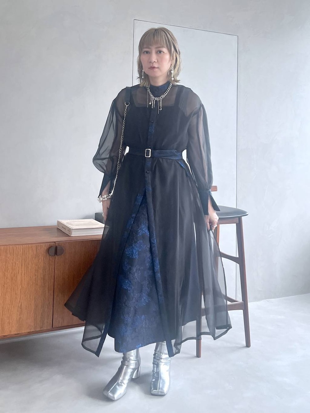 「若見え、モード、カジュアル、女子会、高身長、着痩せ、きれいめ、HARE、着痩せ・細見え、Over40スタッフ、結婚式2次会、デート/ロマンティック、デートコーデ、ワンピース」｜「HAREのボールMIX2Pイヤカフ(HARE)（イヤーカフ、シルバー系）」を使った、inhhhan®さん（レディース・165cm）の秋コーディネートの9枚目の写真