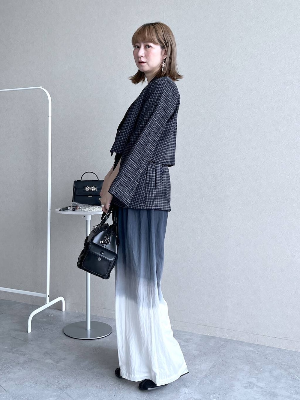 ブラック系のブーツ、ブラック系のボストンバッグ、ブラック系のその他パンツを着用したレディースの冬コーディネートの7枚目の写真