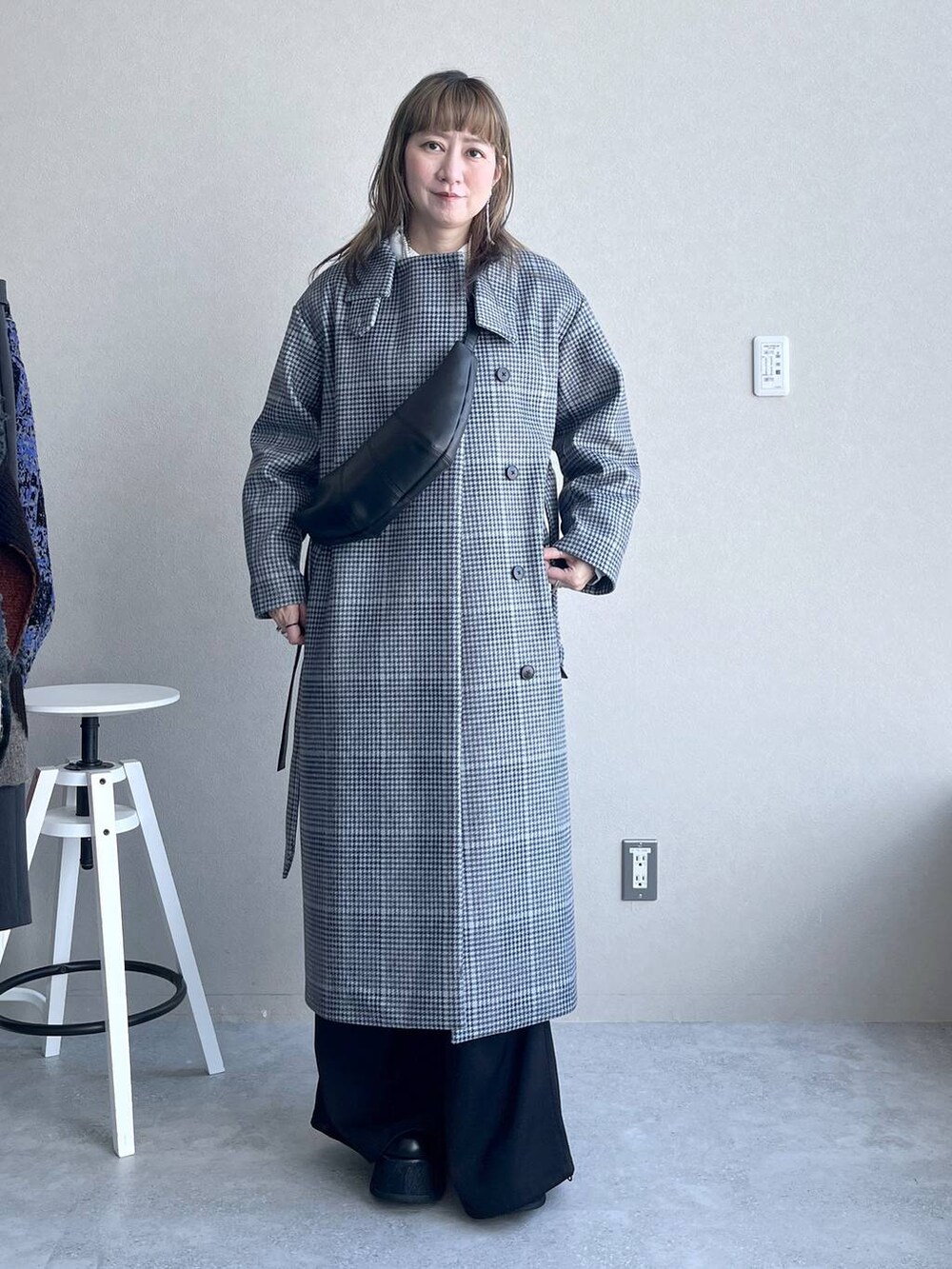 その他のチェスターコート、レッド系のニット/セーター、ブラック系のカーゴパンツを着用したレディースの秋コーディネートの2枚目の写真