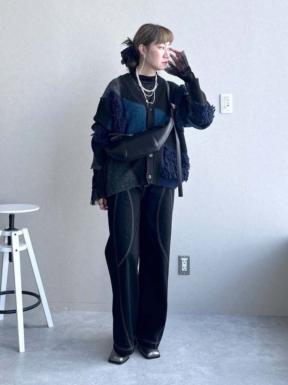 ブラック系のTシャツ/カットソー、シルバー系のブーツ、ブラック系のショルダーバッグを着用したレディースの秋コーディネートの2枚目の写真