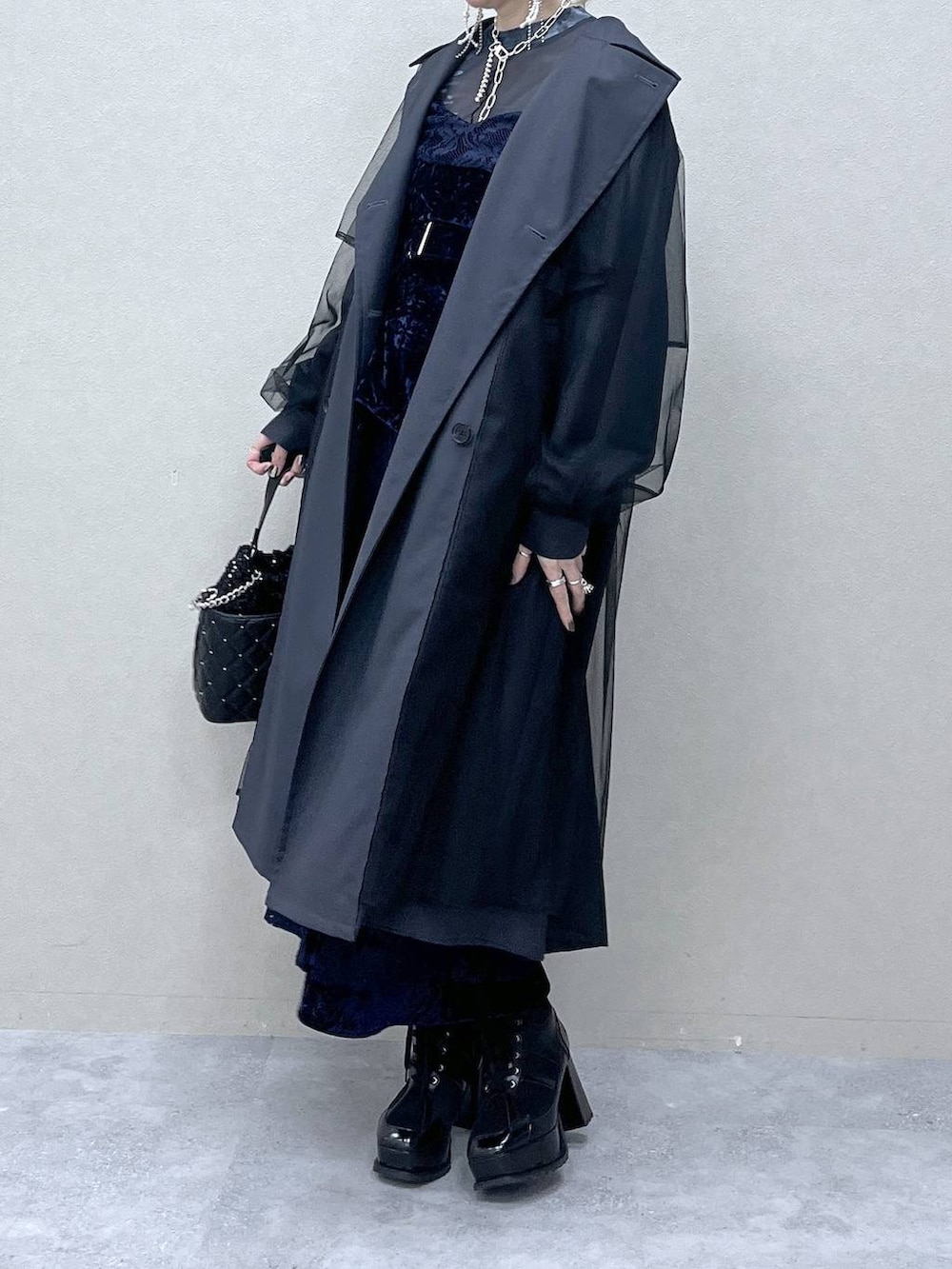「若見え、モード、カジュアル、女子会、高身長、着痩せ、きれいめ、HARE、着痩せ・細見え、Over40スタッフ、セットアップ、コート、ワントーン」|「HAREのパールリボンピアス(HAERE)(ピアス(両耳用)、シルバー系)」を使った、inhhhan®さん(レディース・165cm)の夏コーディネートの4枚目の写真