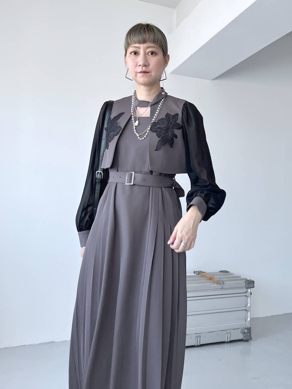 「若見え、モード、女子会、高身長、着痩せ、きれいめ、HARE、着痩せ・細見え、Over40スタッフ、ワンピース、オケージョン、結婚式2次会、デート/ロマンティック、デートコーデ」｜「HAREのマルチWAYロングラリエット(HARE)（ネックレス、ホワイト系）」を使った、inhhhan®さん（レディース・165cm）の夏コーディネートの7枚目の写真