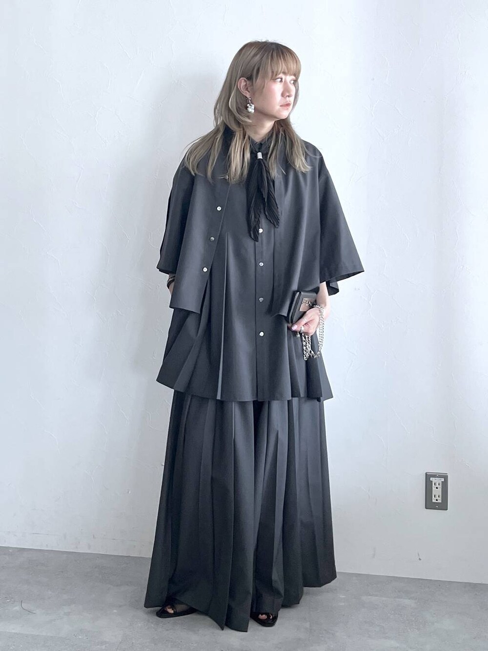 「若見え、モード、カジュアル、女子会、高身長、着痩せ、きれいめ、HARE、着痩せ・細見え、Over40スタッフ、ユニセックス、ワイドパンツ、ワントーン」｜「HAREのメタルヒールメッシュブーサン(HARE)（サンダル、ブラック系）」を使った、inhhhan®さん（レディース・165cm）の春コーディネートの5枚目の写真