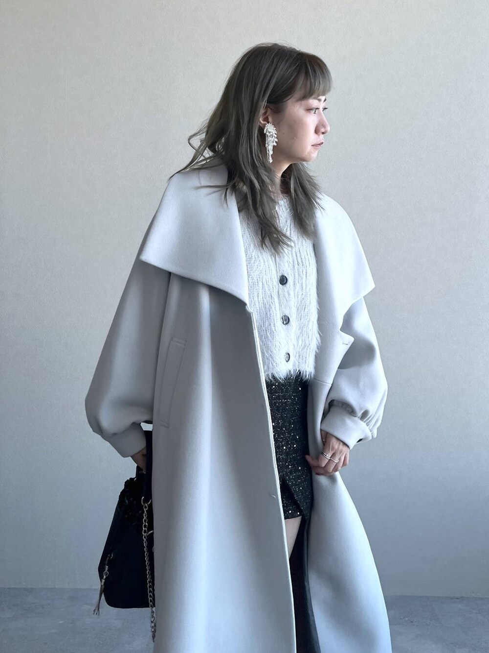 「若見え、モード、カジュアル、デート/ロマンティック、女子会、着痩せ、高見え、きれいめ、HARE、着痩せ・細見え、コート、ショートパンツ、ニット、カーディガン」｜「HAREのループタイネックレス(HARE)（ネックレス、シルバー系）」を使った、inhhhan®さん（レディース・165cm）の冬コーディネートの4枚目の写真