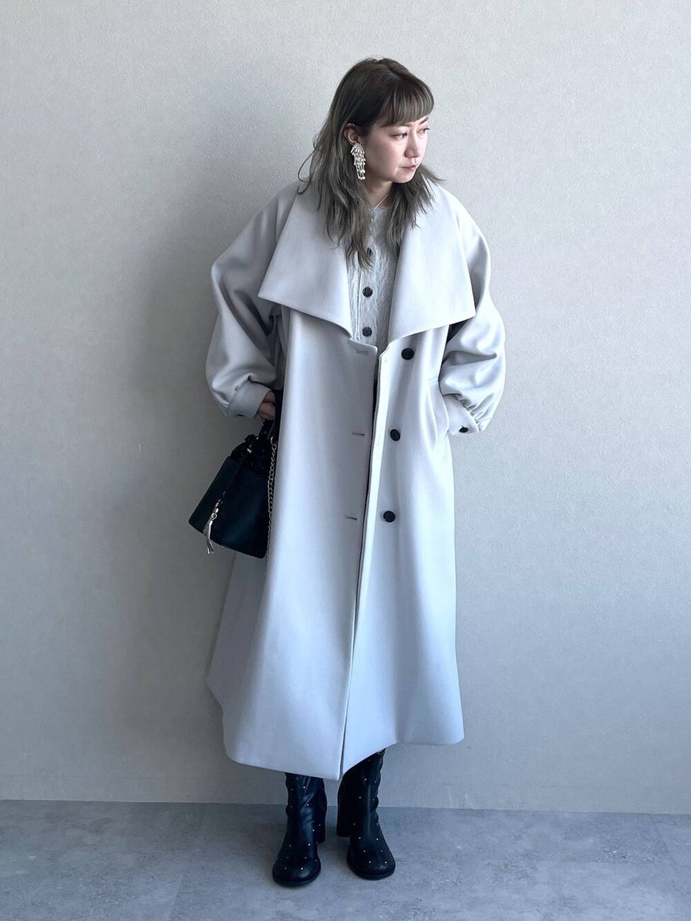 「若見え、モード、カジュアル、デート/ロマンティック、女子会、着痩せ、高見え、きれいめ、HARE、着痩せ・細見え、コート、ショートパンツ、ニット、カーディガン」｜「HAREのループタイネックレス(HARE)（ネックレス、シルバー系）」を使った、inhhhan®さん（レディース・165cm）の冬コーディネートの6枚目の写真