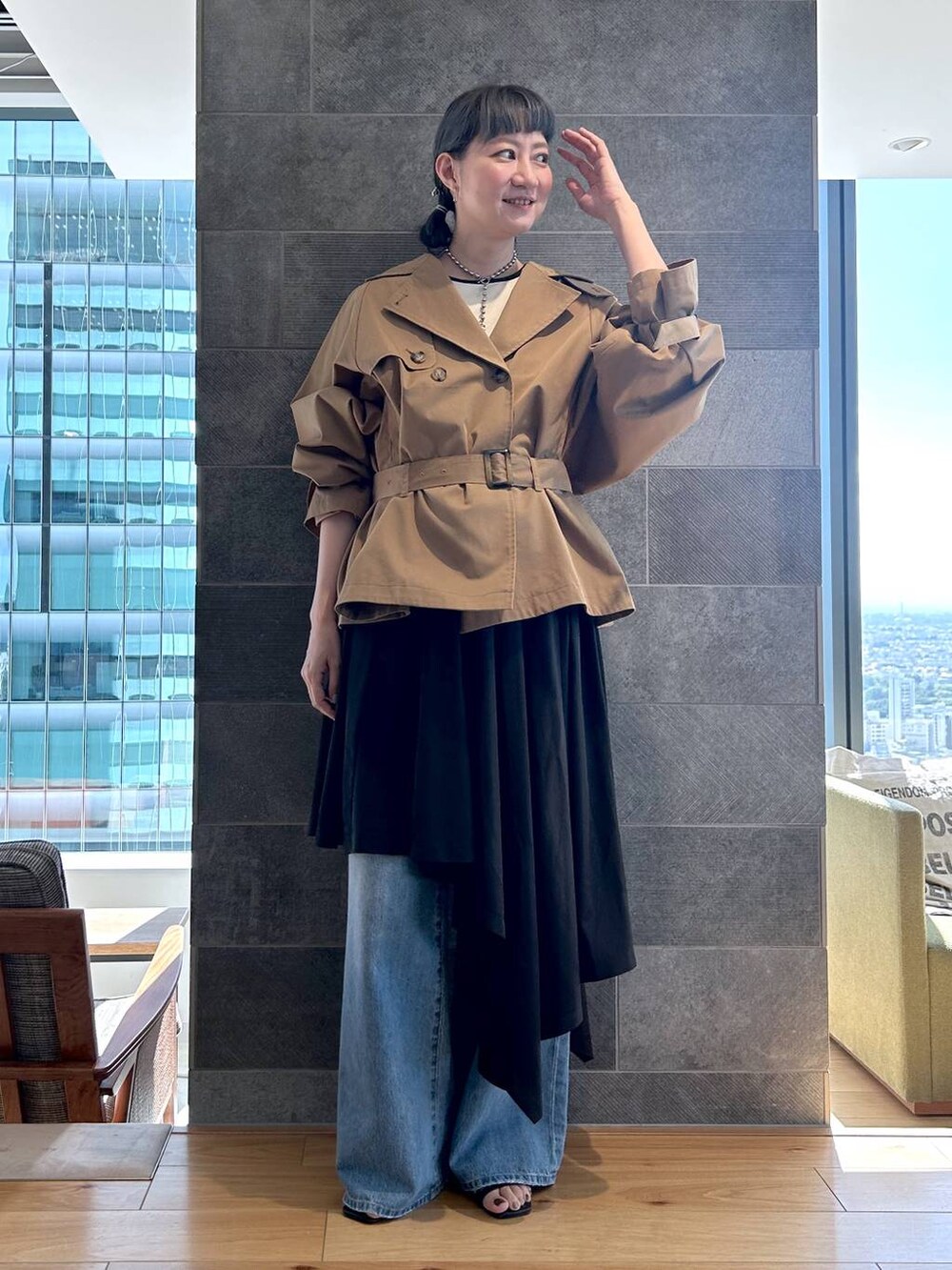 ブルー系のデニムパンツ、ホワイト系のTシャツ/カットソー、ブラック系のワンピースを着用したレディースの夏コーディネートの2枚目の写真