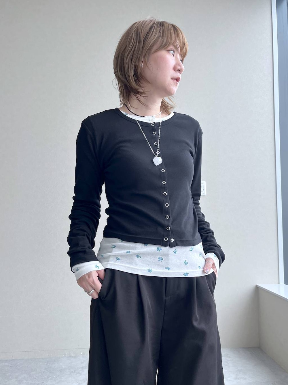 ホワイト系のTシャツ/カットソー、ホワイト系のTシャツ/カットソー、ブラック系のローファーを着用したレディースの春コーディネートの3枚目の写真