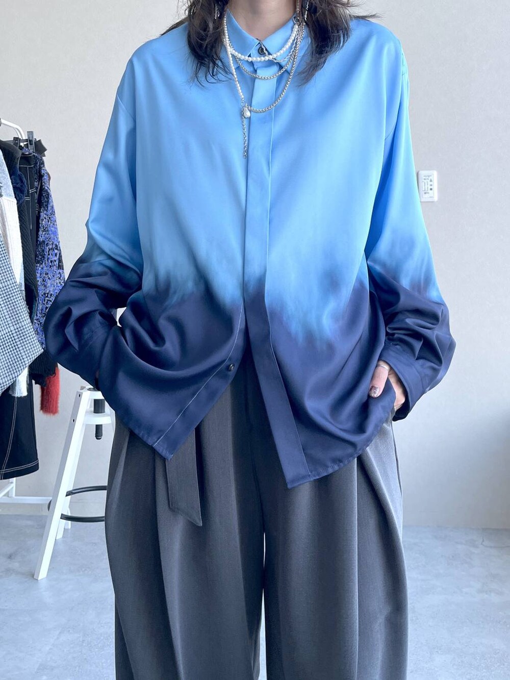 シルバー系のブーツ、ブラック系のピアス（両耳用）、シルバー系のネックレスを着用したレディースの秋コーディネートの5枚目の写真