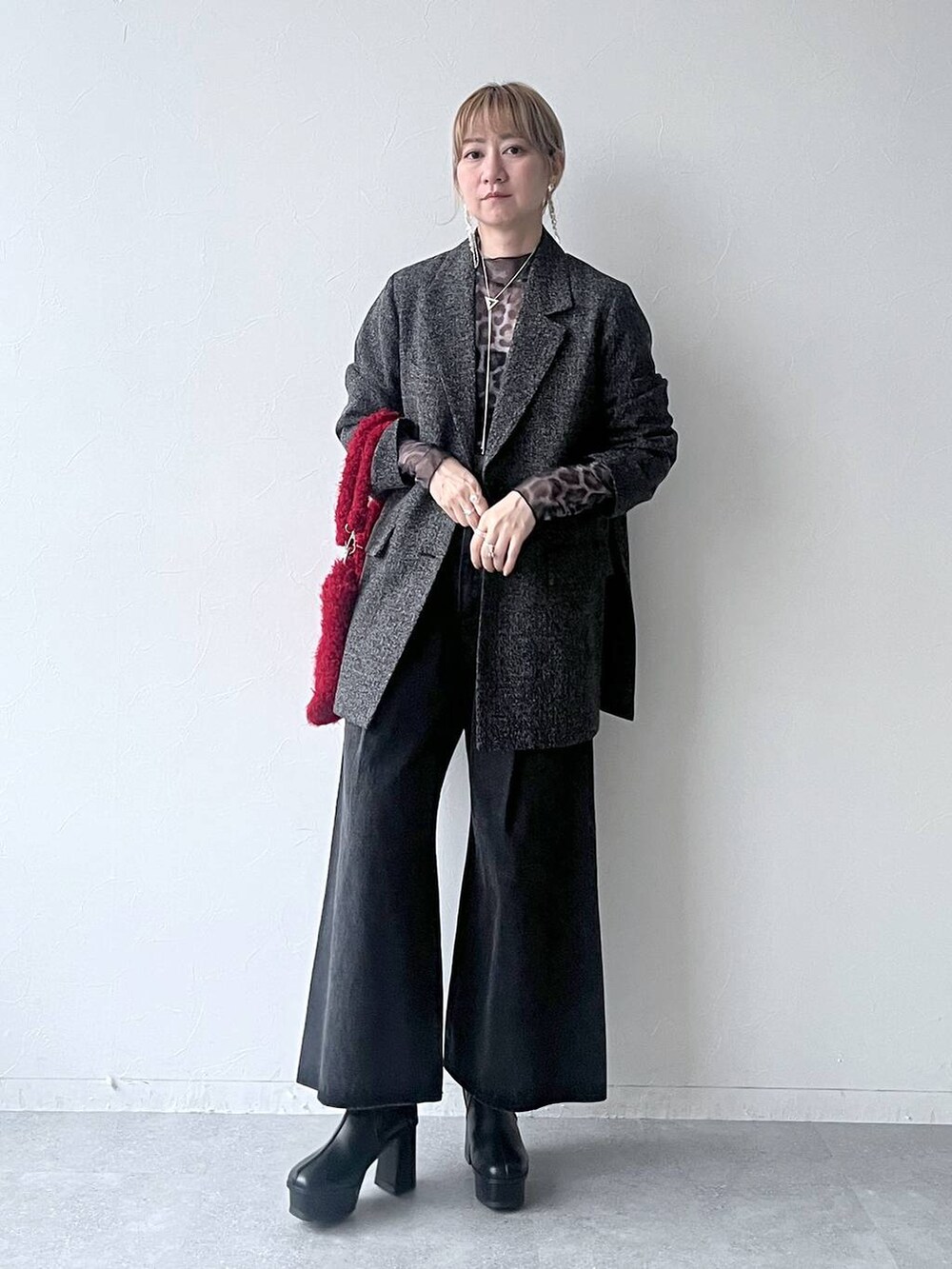 「若見え、モード、カジュアル、女子会、高身長、着痩せ、きれいめ、HARE、着痩せ・細見え、Over40スタッフ、デニムパンツ、ジャケット」｜「HAREの2WAYアソートシアートップス(HARE)（Tシャツ/カットソー、グレー系）」を使った、inhhhan®さん（レディース・165cm）の秋コーディネートの4枚目の写真