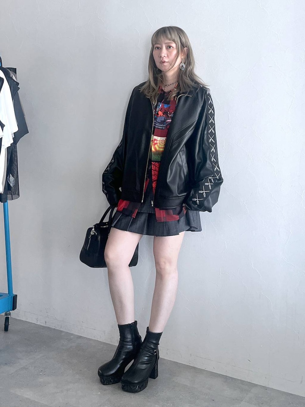 「若見え、モード、カジュアル、女子会、高身長、着痩せ、きれいめ、HARE、着痩せ・細見え、Over40スタッフ、ユニセックス、シャツ、ブルゾン」｜「HAREのヴィンテージボストンバッグ(HARE)（ボストンバッグ、ブラック系）」を使った、inhhhan®さん（レディース・165cm）の夏コーディネートの4枚目の写真