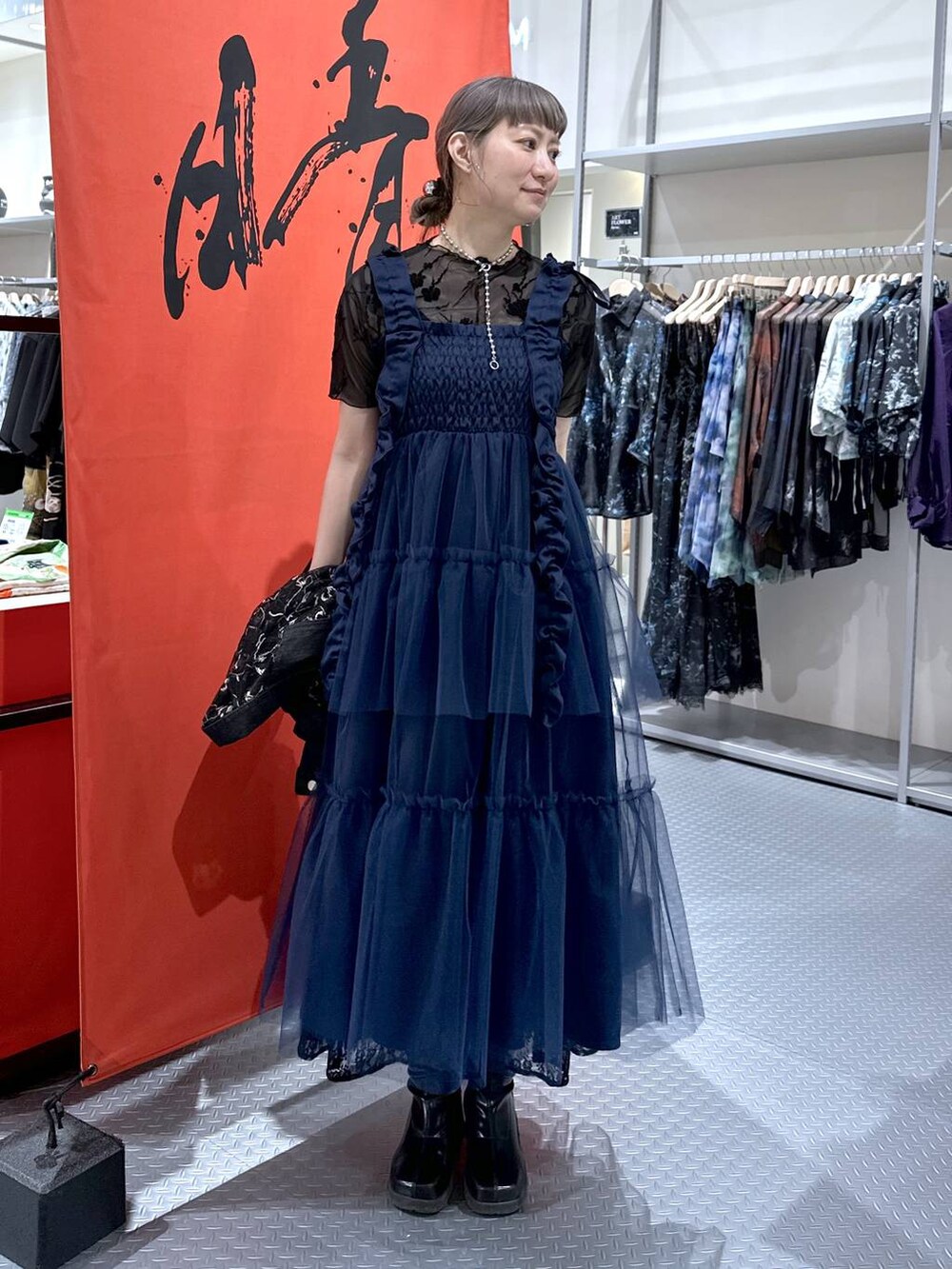 「ワンピース、若見え、モード、カジュアル、女子会、高身長、着痩せ、きれいめ、HARE、着痩せ・細見え、Over40スタッフ、デートコーデ」｜「HAREのデニムレースキリカエブルゾン(HARE)（デニムジャケット、ブラック系）」を使った、inhhhan®さん（レディース・165cm）の春コーディネートの9枚目の写真