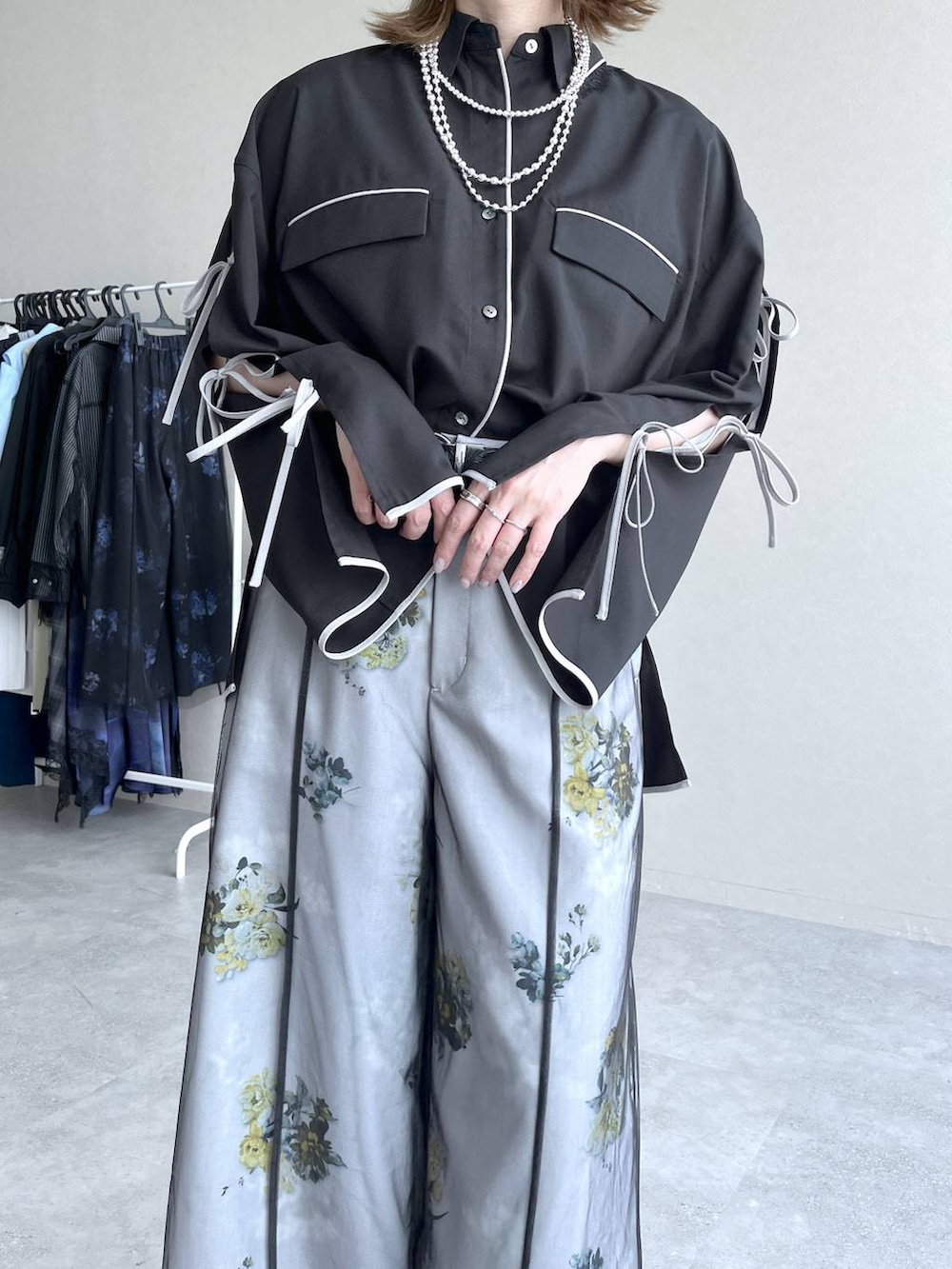 ブラック系のパンプス、ブラック系のシャツ/ブラウス、ホワイト系のその他パンツを着用したレディースの冬コーディネートの3枚目の写真