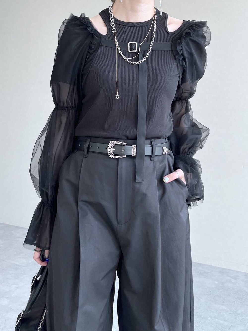 ブラック系のカーディガン/ボレロ、ブラック系のチノパンツ、ブラック系のTシャツ/カットソーを着用したレディースの夏コーディネートの4枚目の写真
