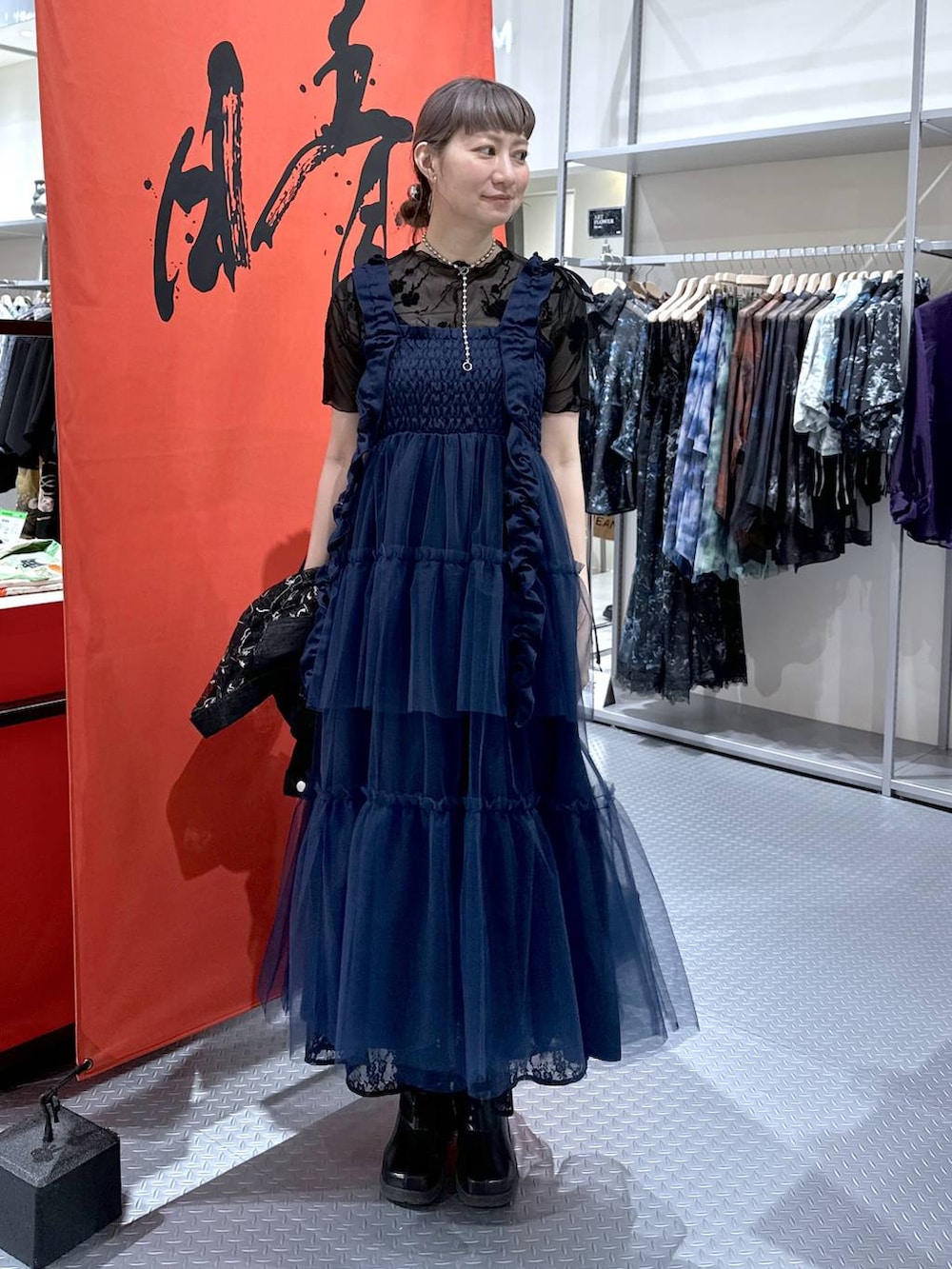 「ワンピース、若見え、モード、カジュアル、女子会、高身長、着痩せ、きれいめ、HARE、着痩せ・細見え、Over40スタッフ、デートコーデ」｜「HAREのデニムレースキリカエブルゾン(HARE)（デニムジャケット、ブラック系）」を使った、inhhhan®さん（レディース・165cm）の春コーディネートの4枚目の写真
