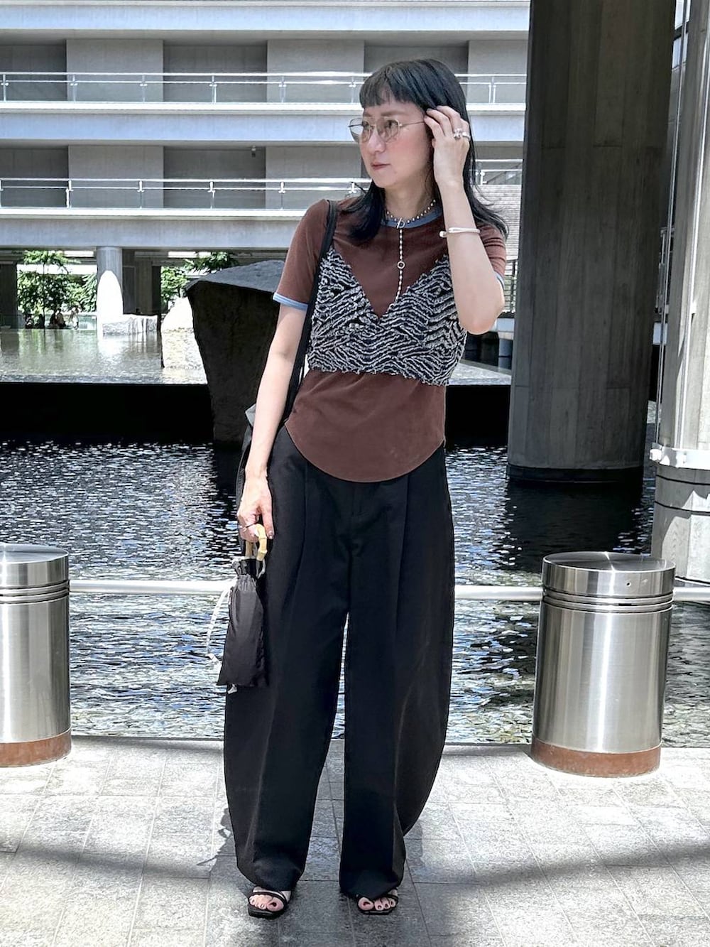 「Over40スタッフ、着痩せ、きれいめ、HARE、着痩せ・細見え、テーパードパンツ、Tシャツ、若見え、モード、カジュアル、女子会、高身長、サングラス、apart by lowrys、eL」｜「A part byの【インフルエンサーkuronekoさんコラボ】パイルリンガーTシャツ（Tシャツ/カットソー、ブラウン系）」を使った、inhhhan®さん（レディース・165cm）の夏コーディネートの3枚目の写真