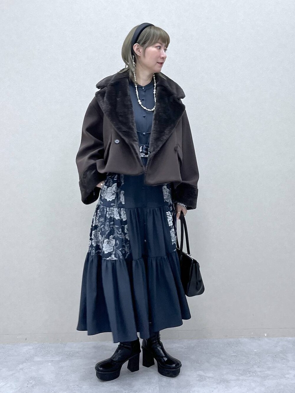 「若見え、モード、カジュアル、女子会、高身長、着痩せ、きれいめ、HARE、着痩せ・細見え、Over40スタッフ、ワンピース、アウター、デート/ロマンティック、デートコーデ、おでかけ」｜「HAREのガラソールチャンキーブーツ(HARE)（ブーツ、ブラック系）」を使った、inhhhan®さん（レディース・165cm）の冬コーディネートの2枚目の写真