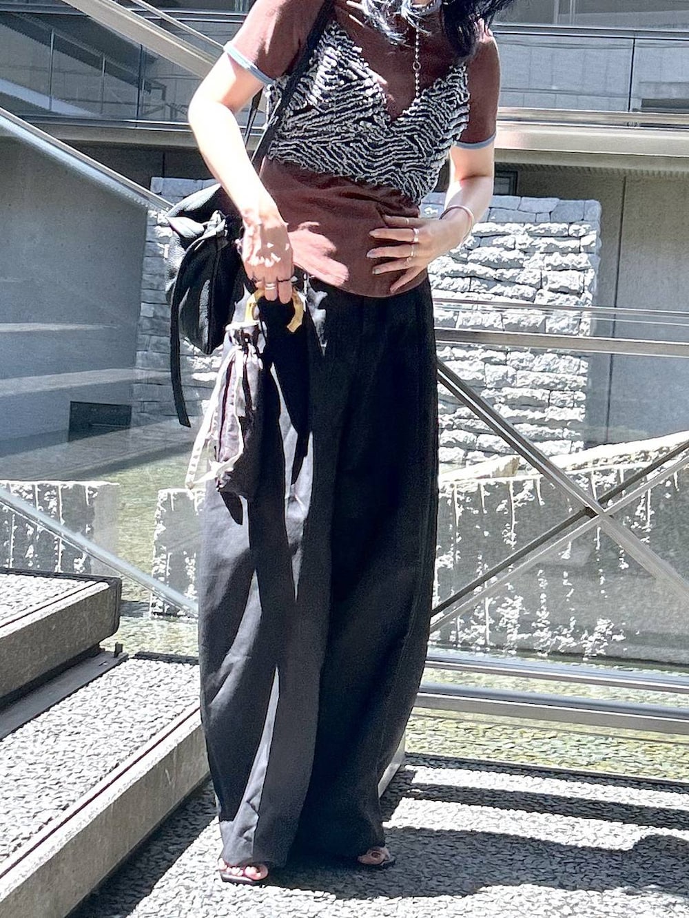 「Over40スタッフ、着痩せ、きれいめ、HARE、着痩せ・細見え、テーパードパンツ、Tシャツ、若見え、モード、カジュアル、女子会、高身長、サングラス、apart by lowrys、eL」｜「A part byの【インフルエンサーkuronekoさんコラボ】パイルリンガーTシャツ（Tシャツ/カットソー、ブラウン系）」を使った、inhhhan®さん（レディース・165cm）の夏コーディネートの5枚目の写真