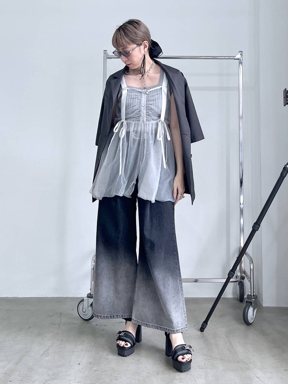 「ジャケット、ジャケットスタイル、デニムパンツ、ビスチェ、若見え、モード、カジュアル、女子会、高身長、着痩せ、きれいめ、HARE、着痩せ・細見え、Over40スタッフ」|「HAREの2PSETバングル(HARE)(バングル/リストバンド、シルバー系)」を使った、inhhhan®さん(レディース・165cm)の夏コーディネートの2枚目の写真
