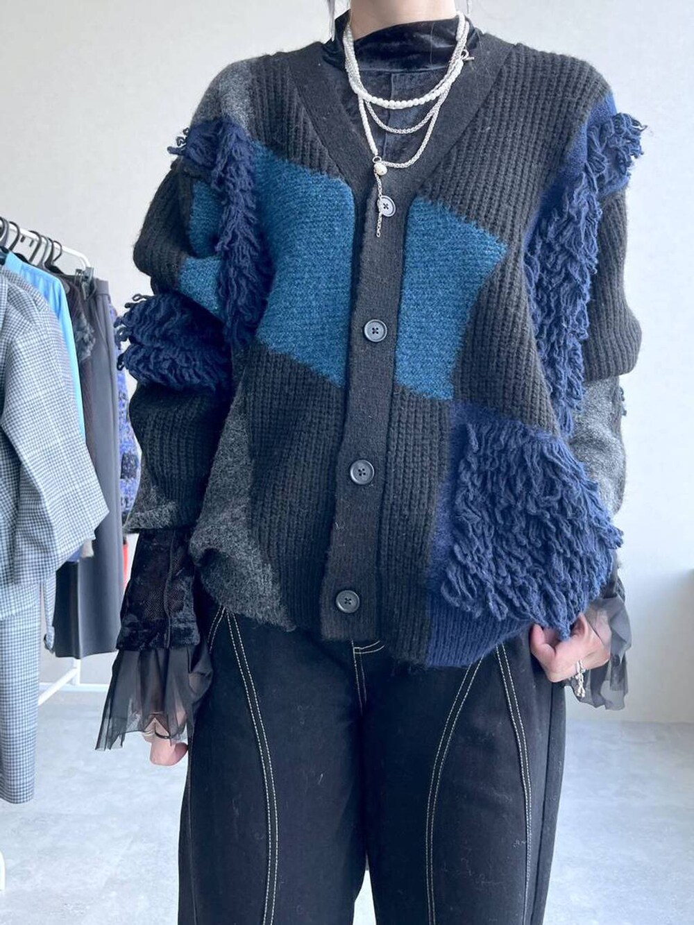 ブラック系のTシャツ/カットソー、シルバー系のブーツ、ブラック系のショルダーバッグを着用したレディースの秋コーディネートの5枚目の写真