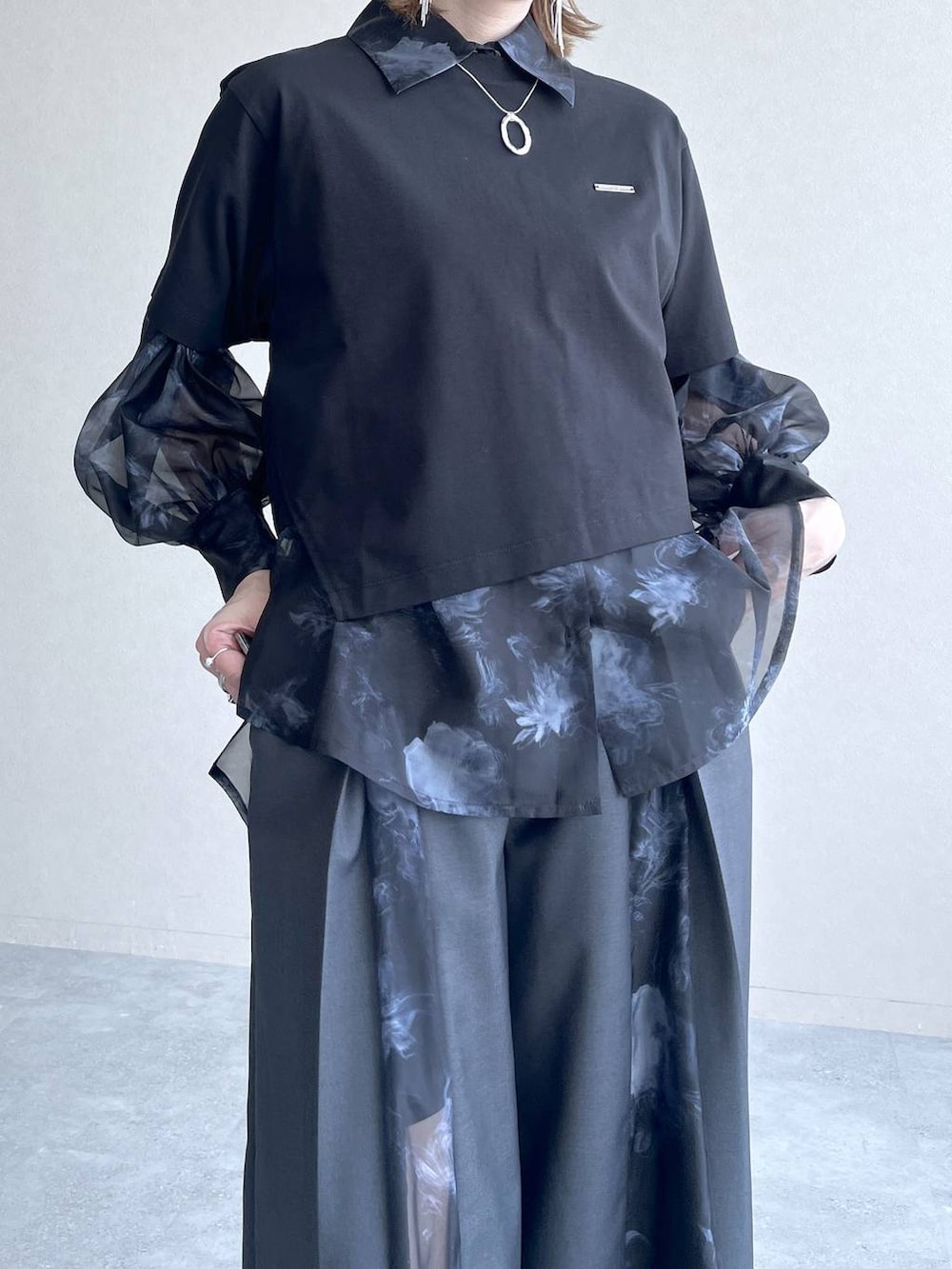 ブラック系のTシャツ/カットソー、ブラック系のサンダル、ブラック系のシャツ/ブラウスを着用したレディースの春コーディネートの3枚目の写真