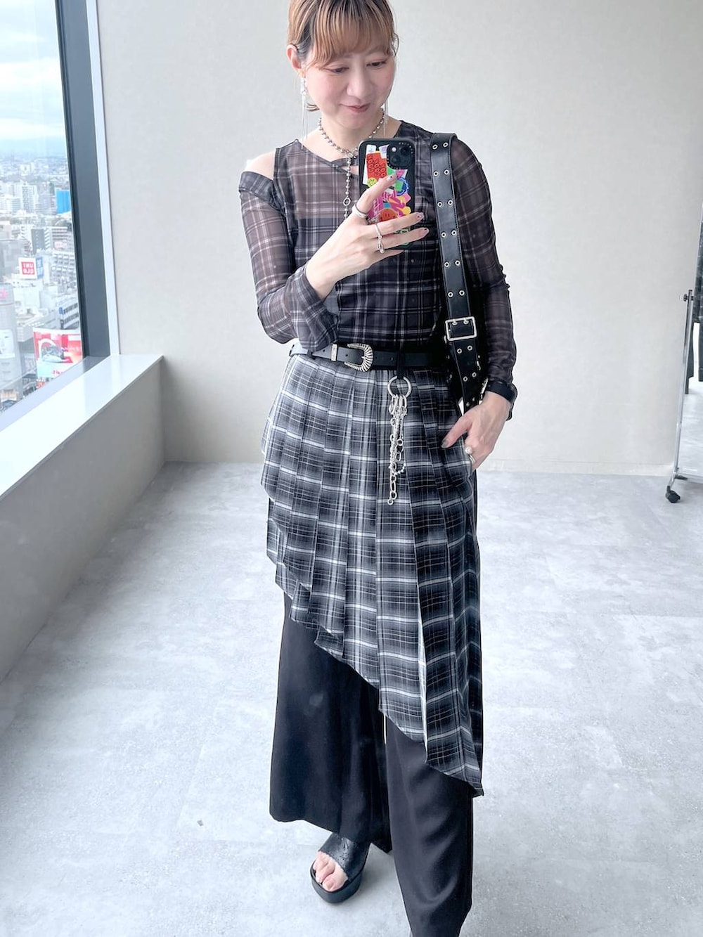 「HARE、シアートップス、若見え、モード、カジュアル、女子会、高身長、着痩せ、きれいめ、着痩せ・細見え、Over40スタッフ、チェック、チェックパンツ」|「HAREのイソザイポケットショルダーバッグ(HARE)(ショルダーバッグ、ブラック系)」を使った、inhhhan®さん(レディース・165cm)の春コーディネートの8枚目の写真