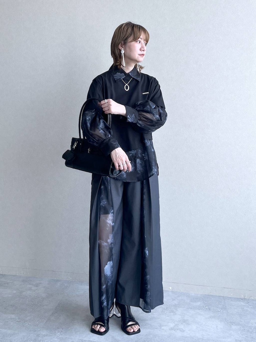 ブラック系のTシャツ/カットソー、ブラック系のサンダル、ブラック系のシャツ/ブラウスを着用したレディースの春コーディネートの5枚目の写真