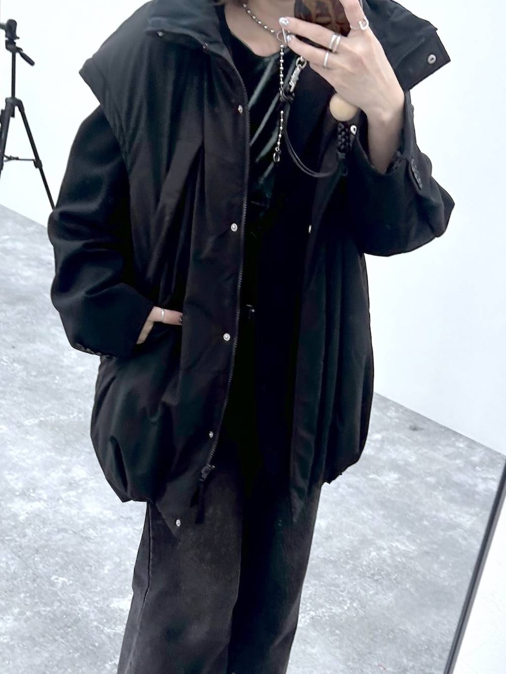 ブラック系のその他アウター、シルバー系のネックレスを着用したレディースの冬コーディネートの8枚目の写真