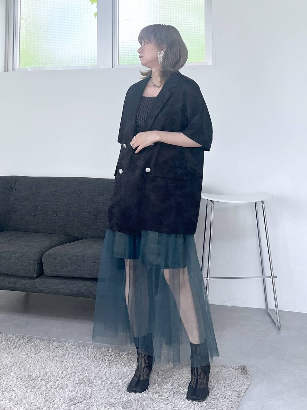 「若見え、モード、カジュアル、女子会、高身長、着痩せ、きれいめ、HARE、着痩せ・細見え、Over40スタッフ、スカート、ジャケット、ジャケットスタイル、夏コーデ」｜「HAREのパールボリュームデザインイヤリング(HARE)（イヤリング、ホワイト系）」を使った、inhhhan®さん（レディース・165cm）の夏コーディネートの6枚目の写真