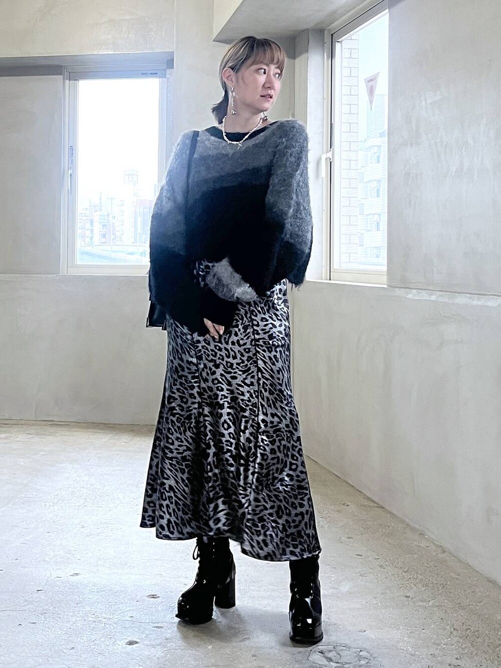 ブラック系のブーツ、ブラック系のショルダーバッグ、ブラック系のニット/セーターを着用したレディースの秋コーディネートの4枚目の写真