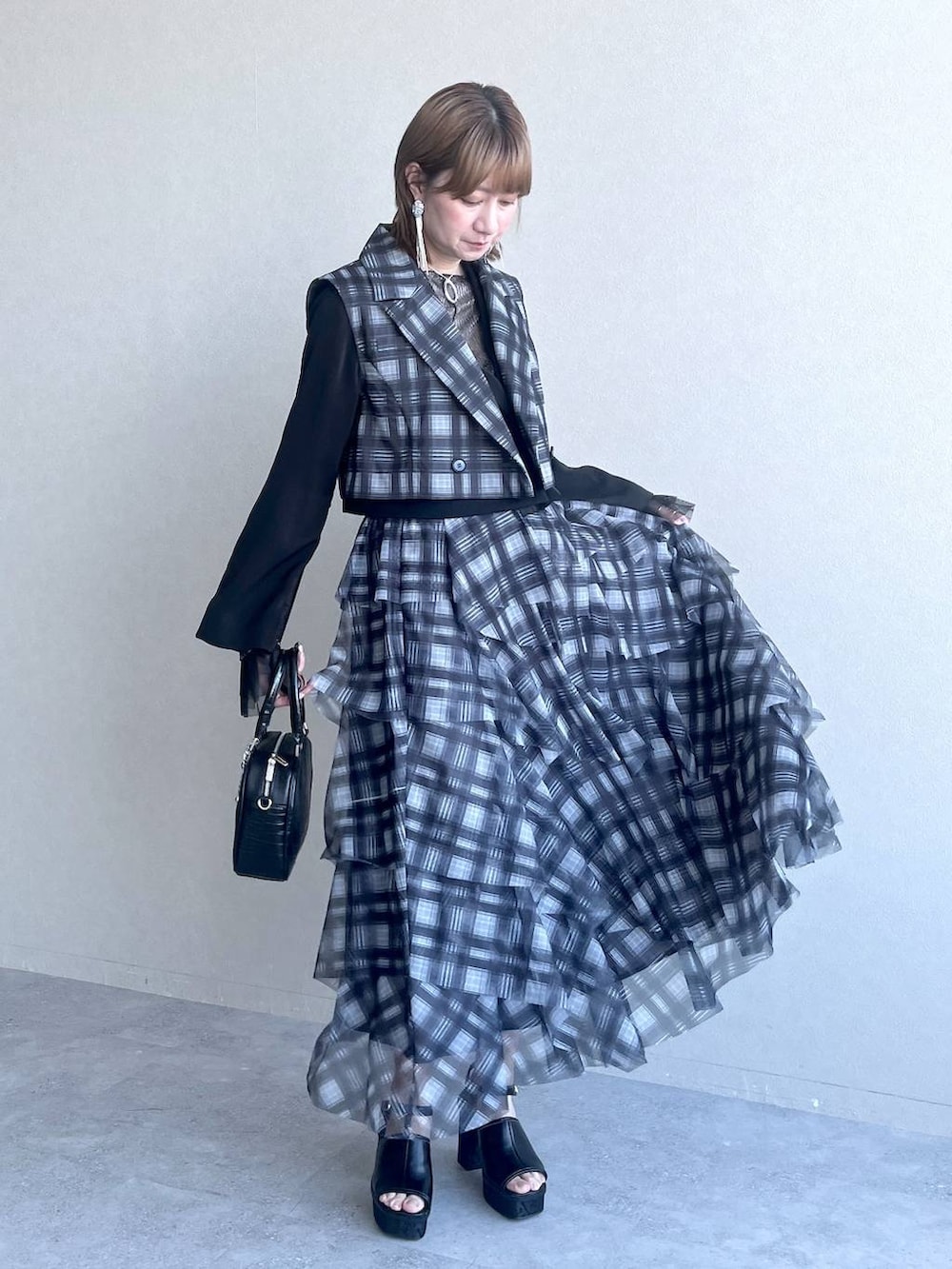 ブラック系のTシャツ/カットソー、ブラック系のテーラードジャケット、ブラック系のショルダーバッグを着用したレディースの春コーディネートの2枚目の写真