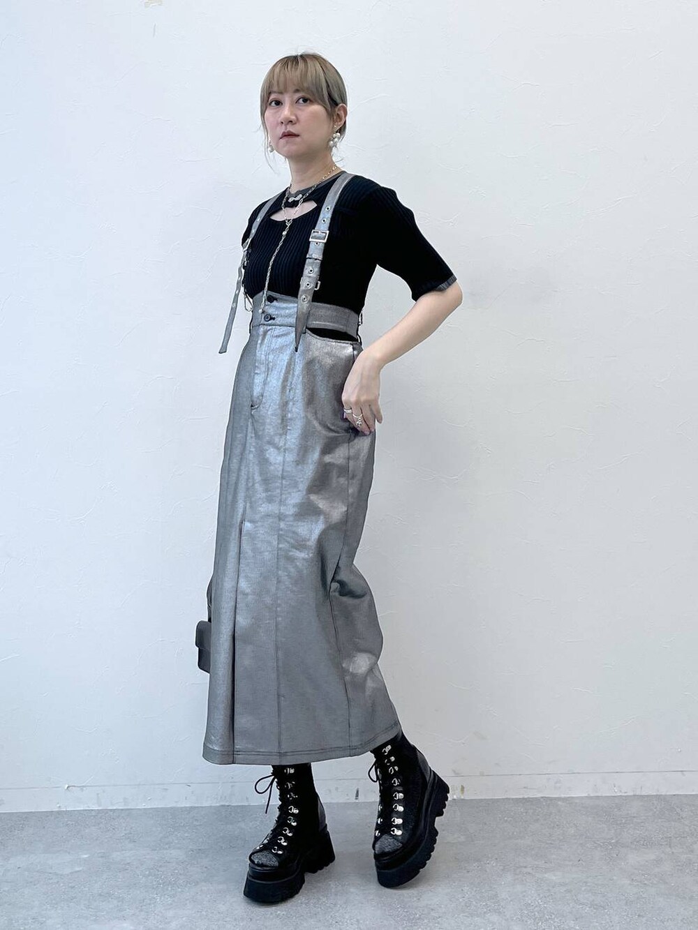 ブラック系のサンダル、ブラック系のショルダーバッグ、シルバー系のスカートを着用したレディースの春コーディネートの7枚目の写真