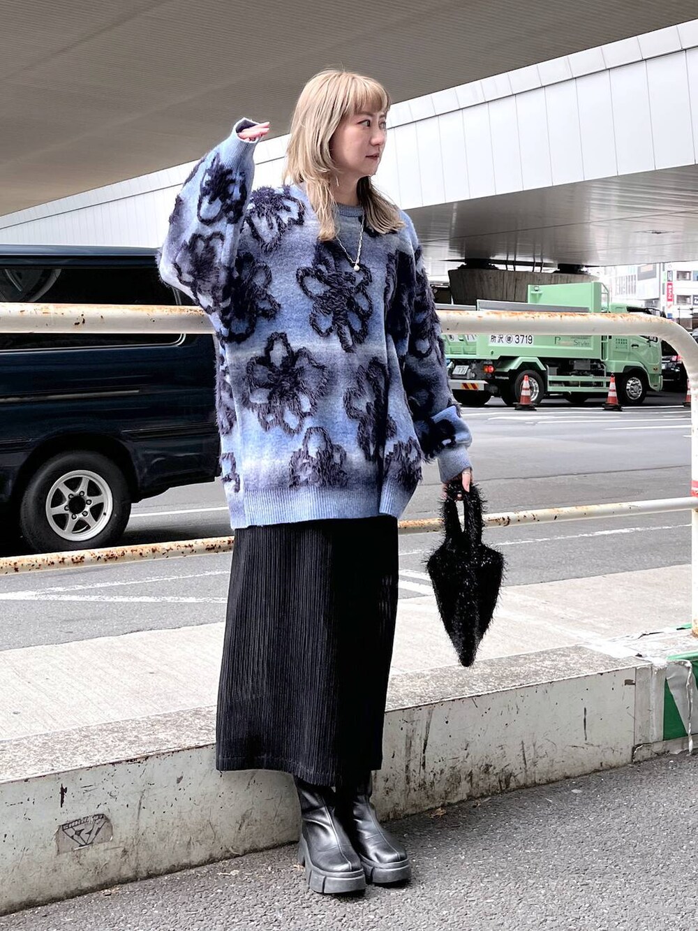 「若見え、モード、ユニセックス、カジュアル、デート/ロマンティック、女子会、着痩せ、高見え、きれいめ、HARE、着痩せ・細見え、イヤリング、ニット」｜「HAREのイソザイハイショクフラワープルオーバー(HARE)（ニット/セーター、ブルー系）」を使った、inhhhan®さん（レディース・165cm）の冬コーディネートの5枚目の写真
