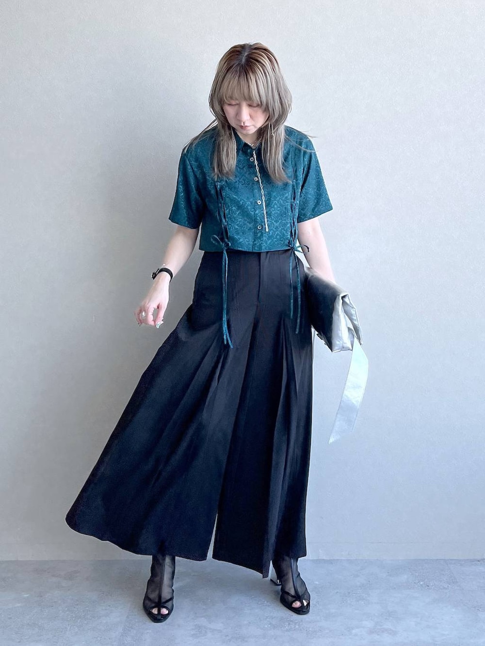 ブラック系のサンダル、グリーン系のシャツ/ブラウス、ブラック系のその他パンツを着用したレディースの春コーディネートの5枚目の写真